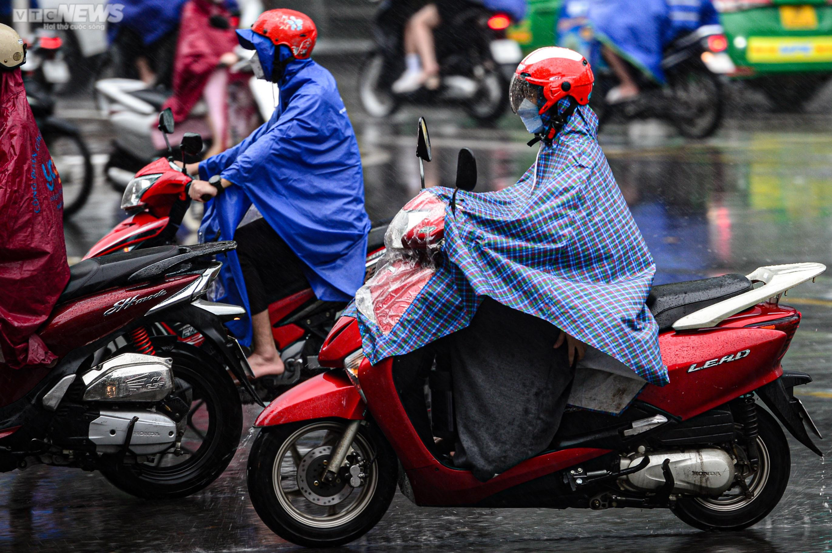 Hà Nội mưa trắng trời giờ cao điểm, người dân trú tạm dưới gầm cầu - 11