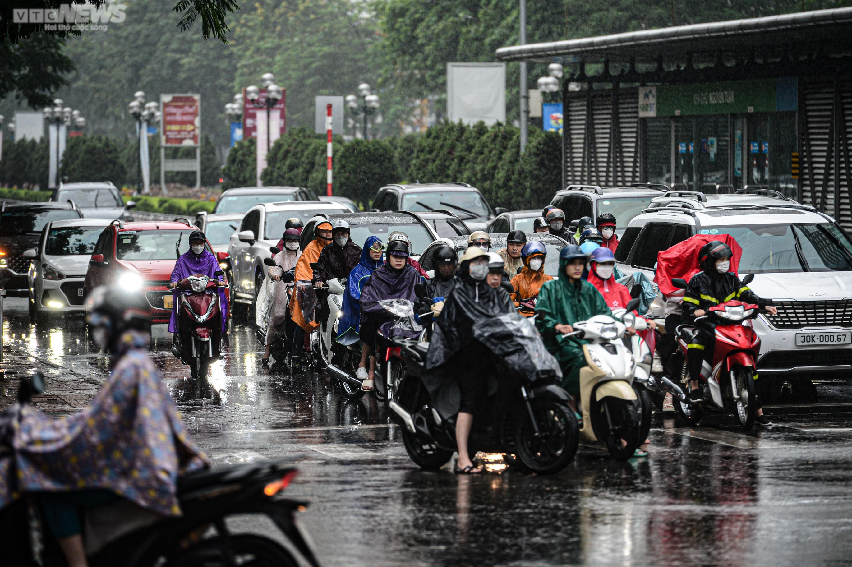 Hà Nội mưa trắng trời giờ cao điểm, người dân trú tạm dưới gầm cầu - 14