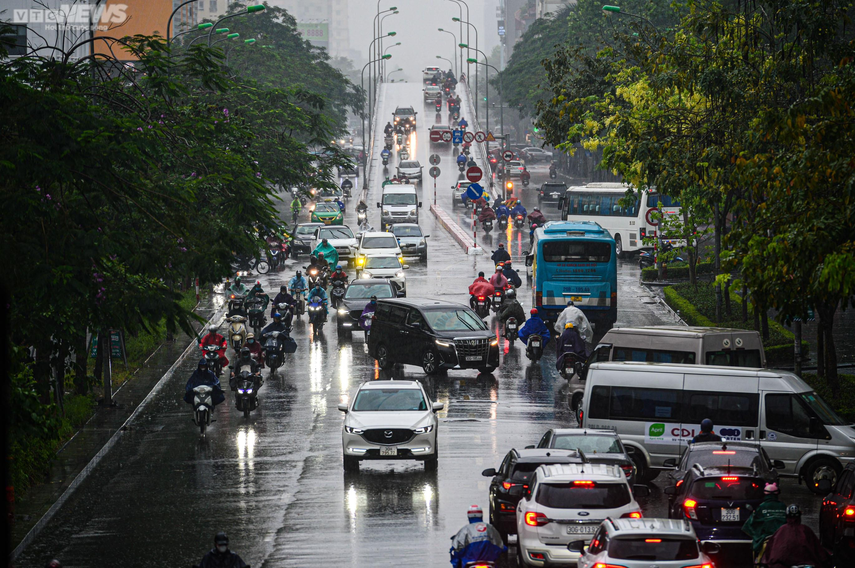 Hà Nội mưa trắng trời giờ cao điểm, người dân trú tạm dưới gầm cầu - 2