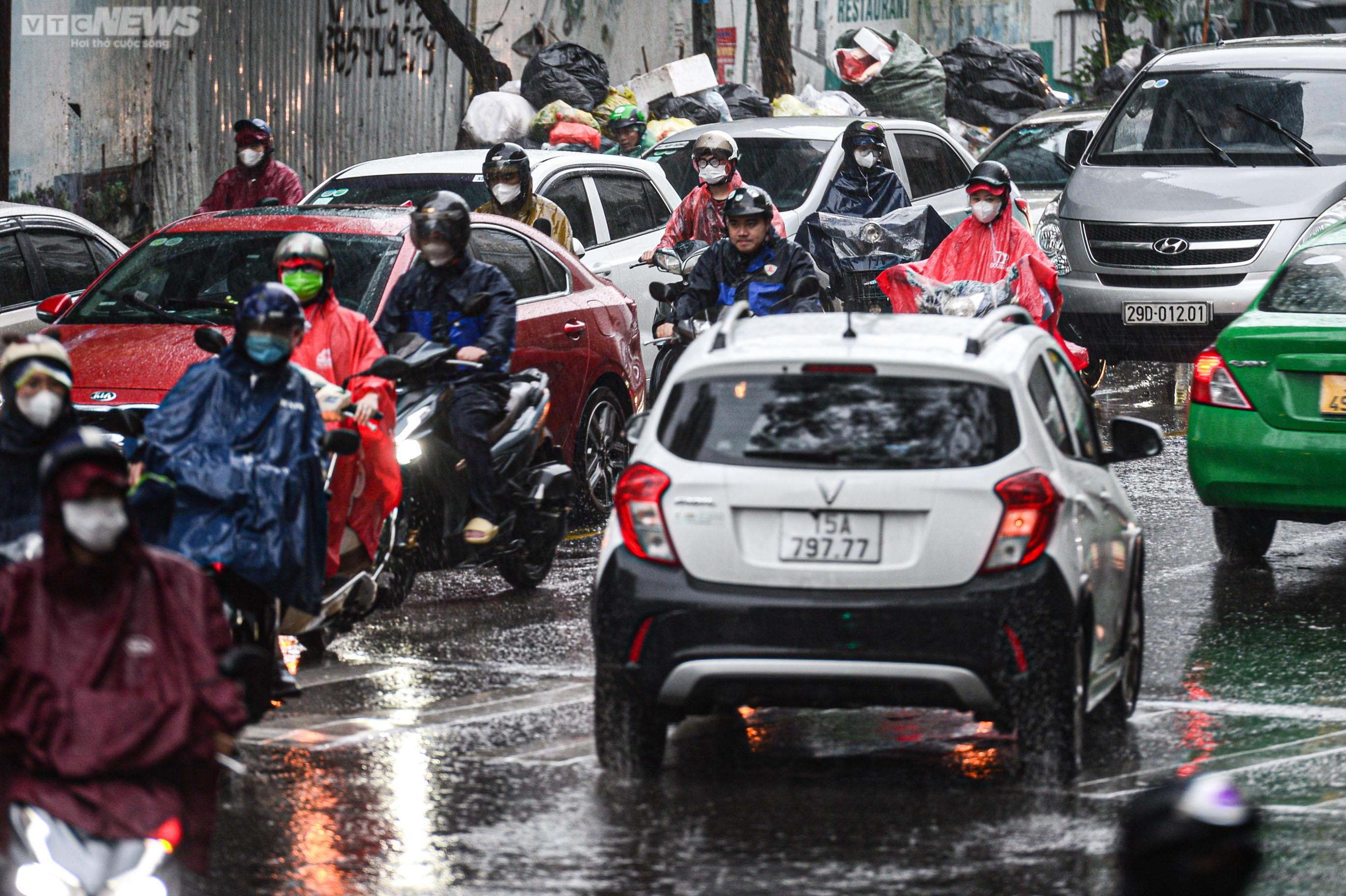 Hà Nội mưa trắng trời giờ cao điểm, người dân trú tạm dưới gầm cầu - 15