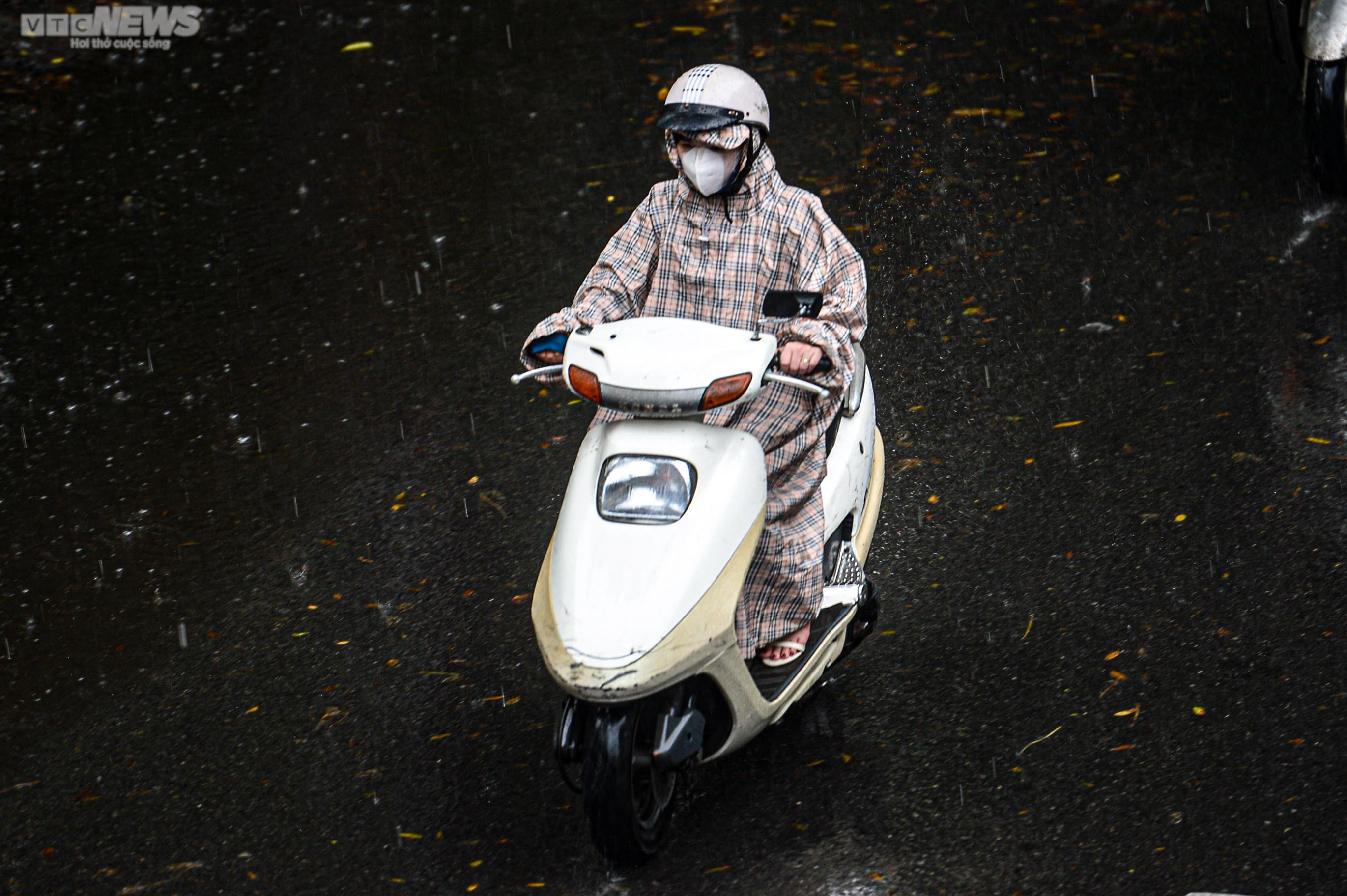 Hà Nội mưa trắng trời giờ cao điểm, người dân trú tạm dưới gầm cầu - 4