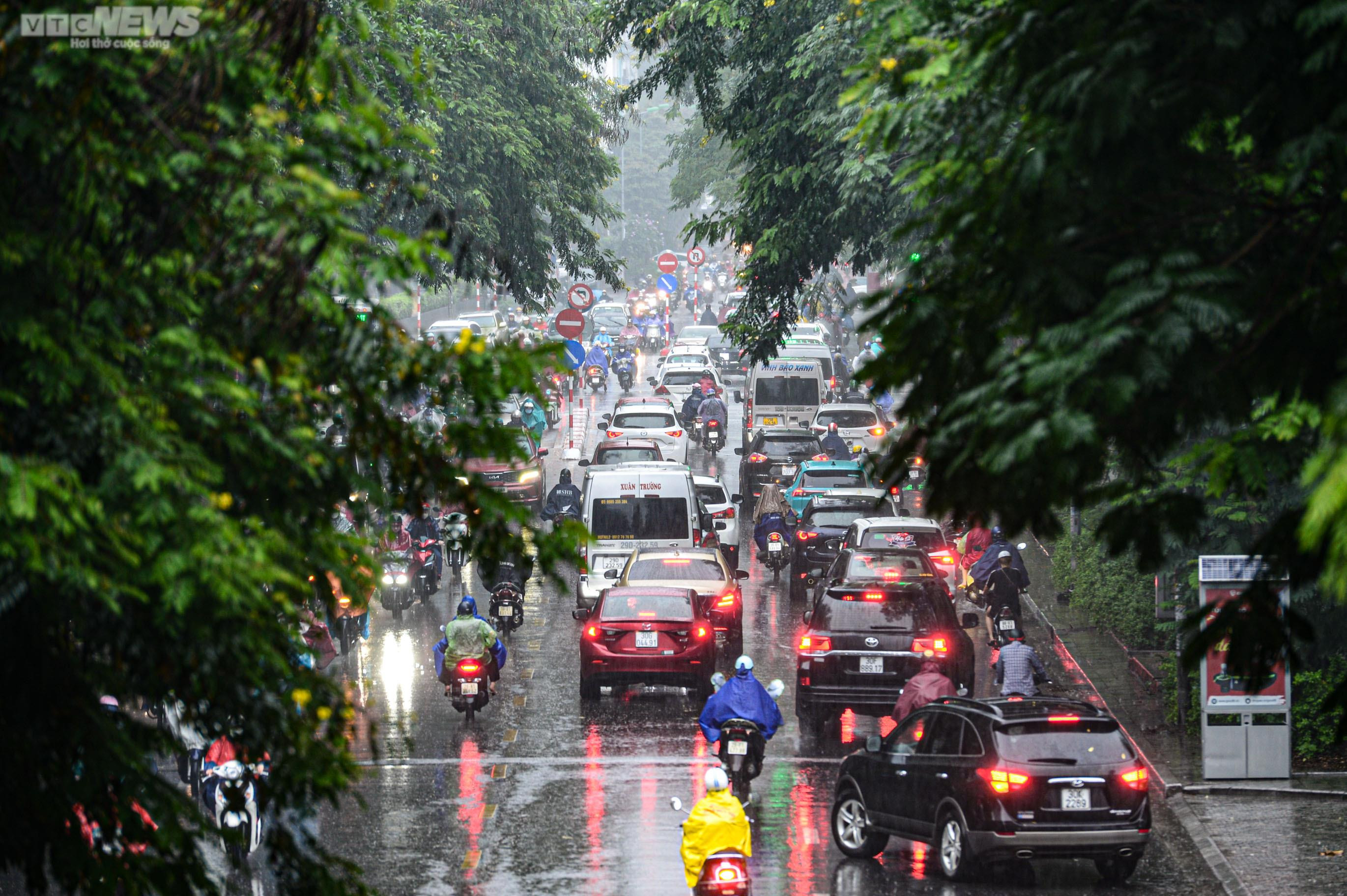 Hà Nội mưa trắng trời giờ cao điểm, người dân trú tạm dưới gầm cầu - 9