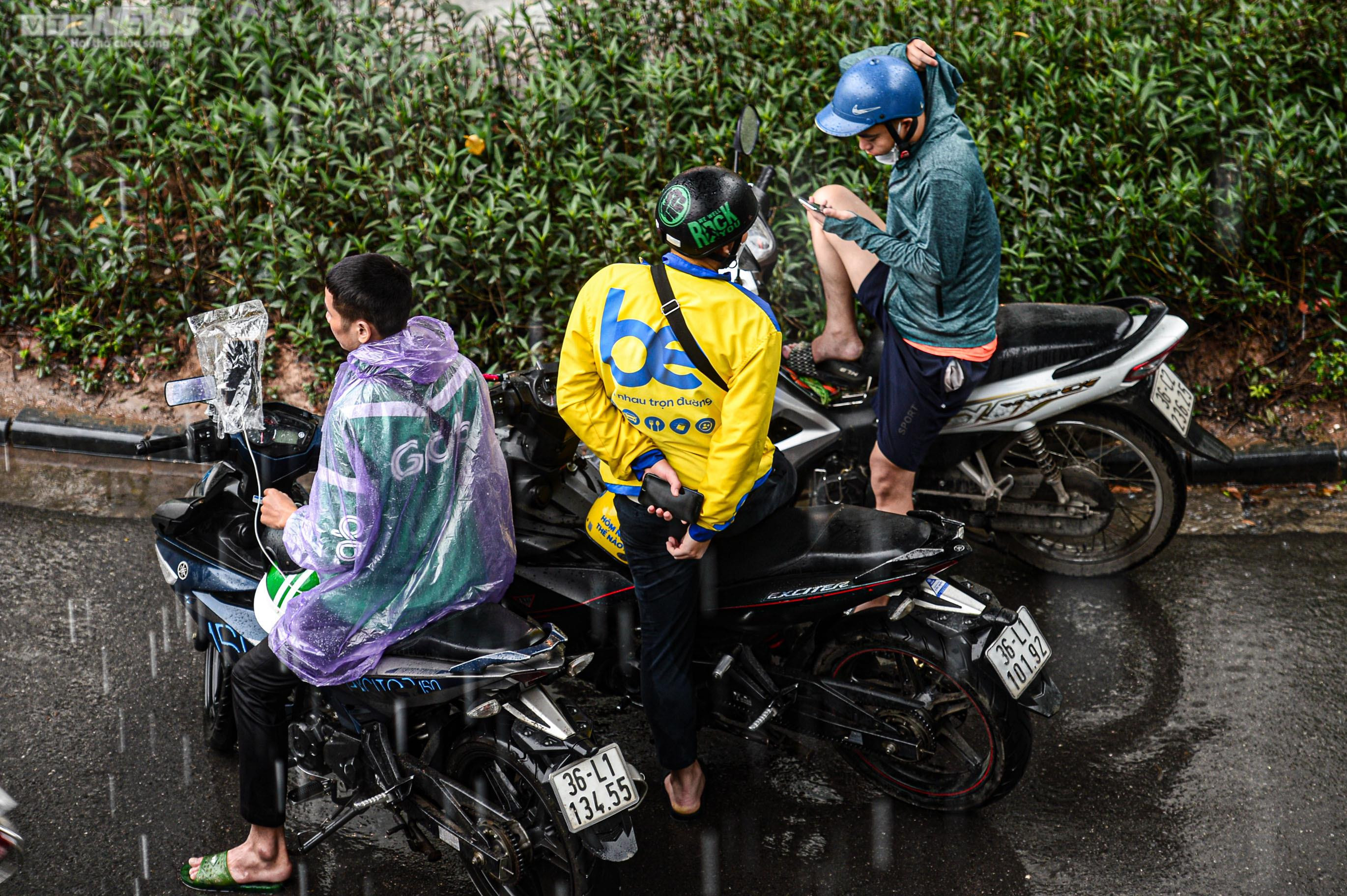 Hà Nội mưa trắng trời giờ cao điểm, người dân trú tạm dưới gầm cầu - 7