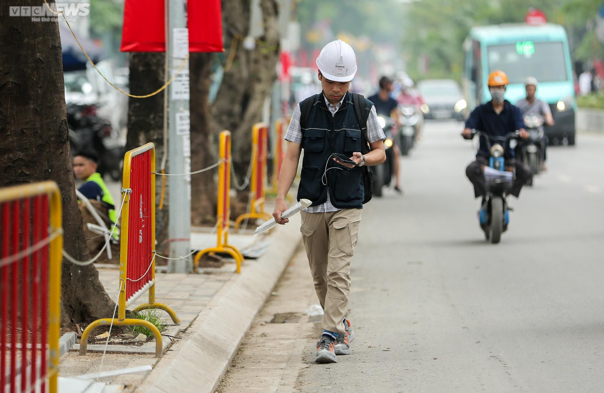 Bãi đỗ xe mọc lên nhan nhản trên vỉa hè, lòng đường quận trung tâm Hà Nội - 9