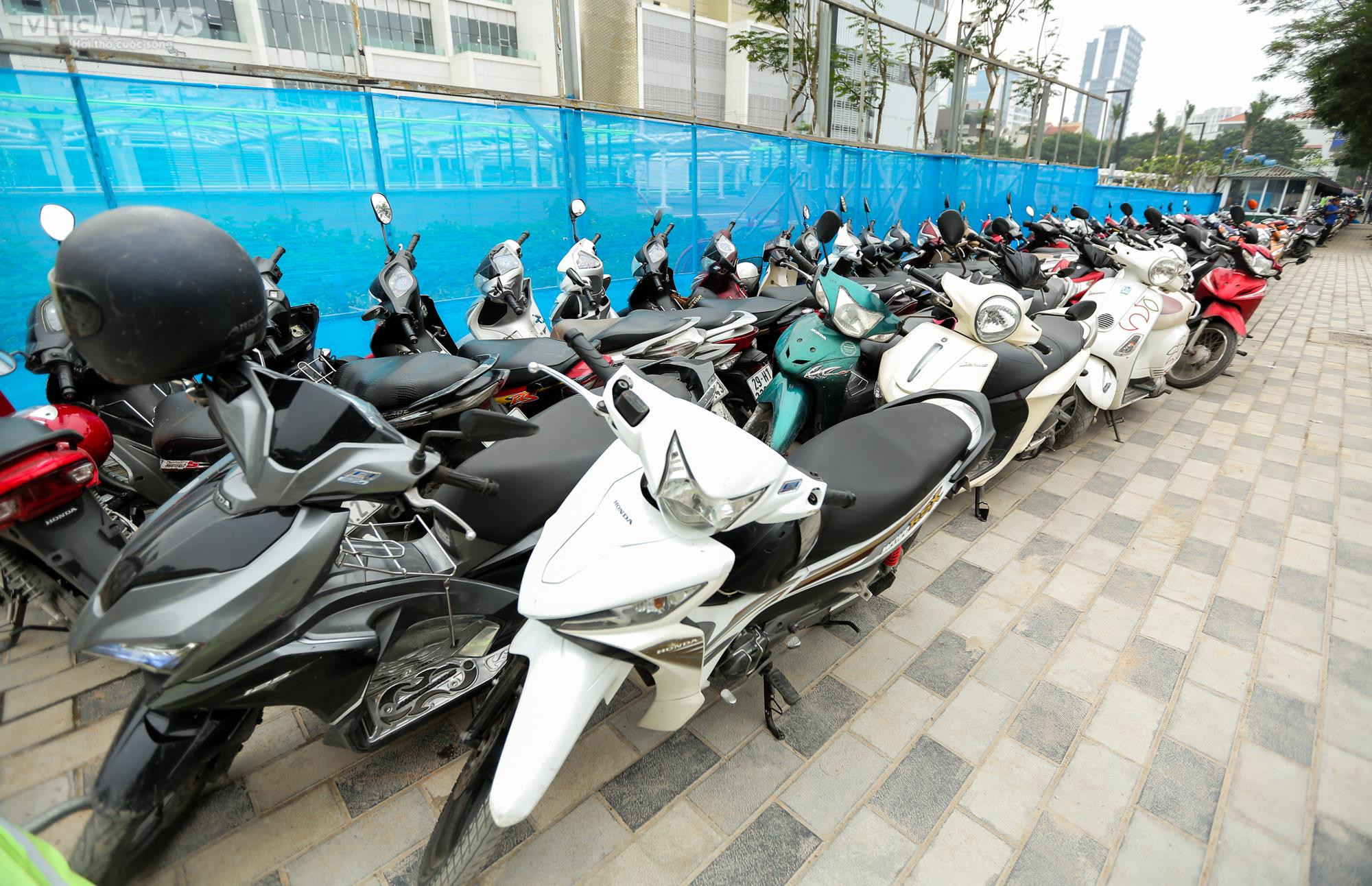 Bãi đỗ xe mọc lên nhan nhản trên vỉa hè, lòng đường quận trung tâm Hà Nội - 7