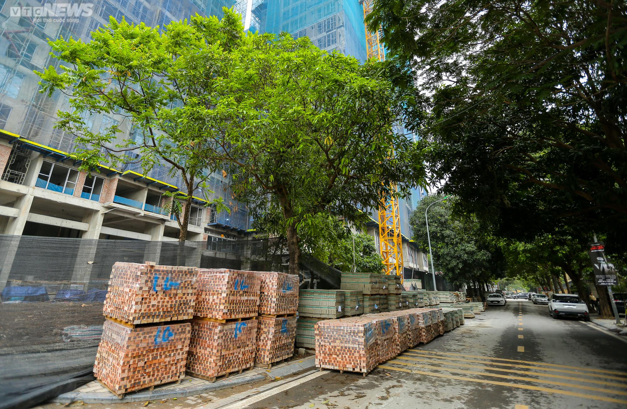 Bãi đỗ xe mọc lên nhan nhản trên vỉa hè, lòng đường quận trung tâm Hà Nội - 11