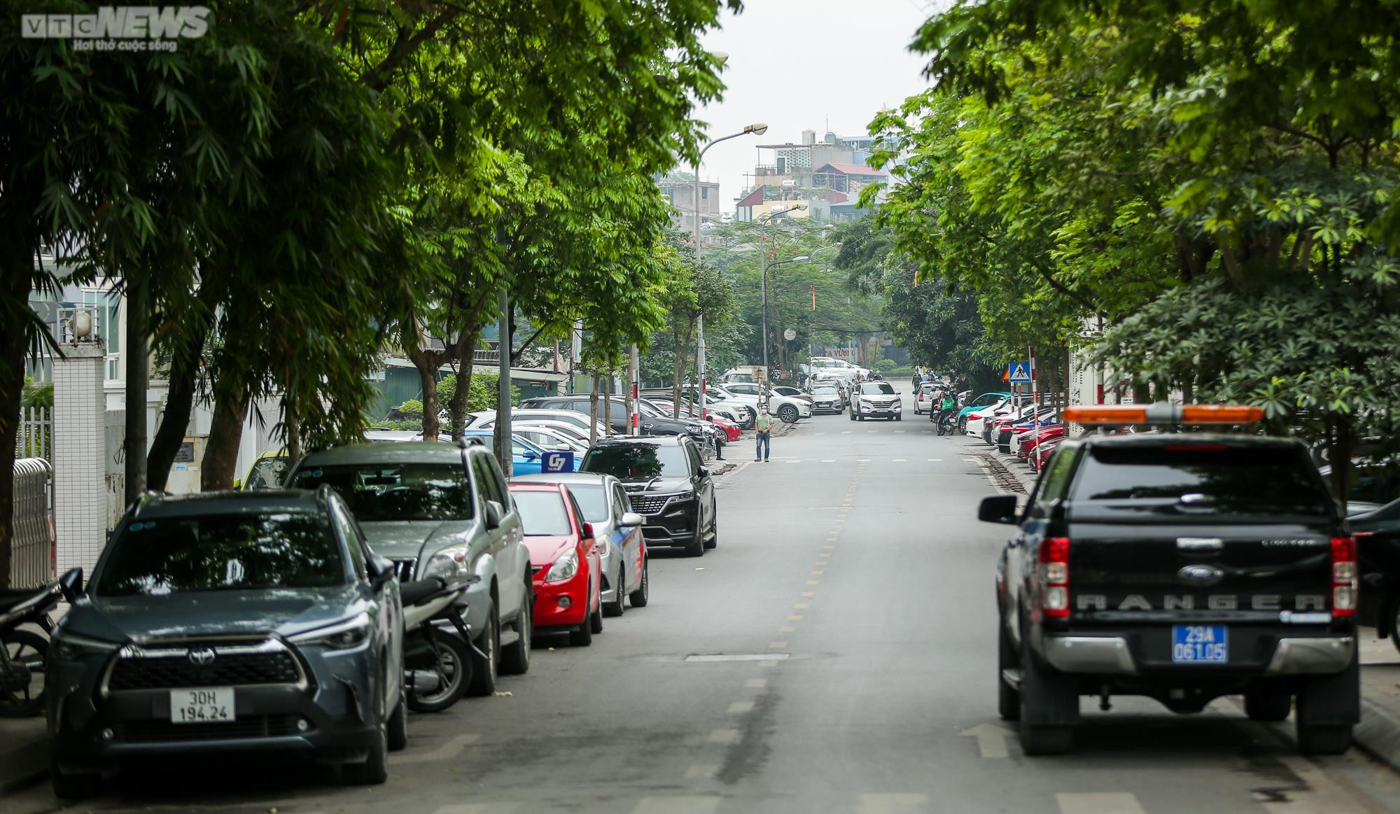 Bãi đỗ xe mọc lên nhan nhản trên vỉa hè, lòng đường quận trung tâm Hà Nội - 5