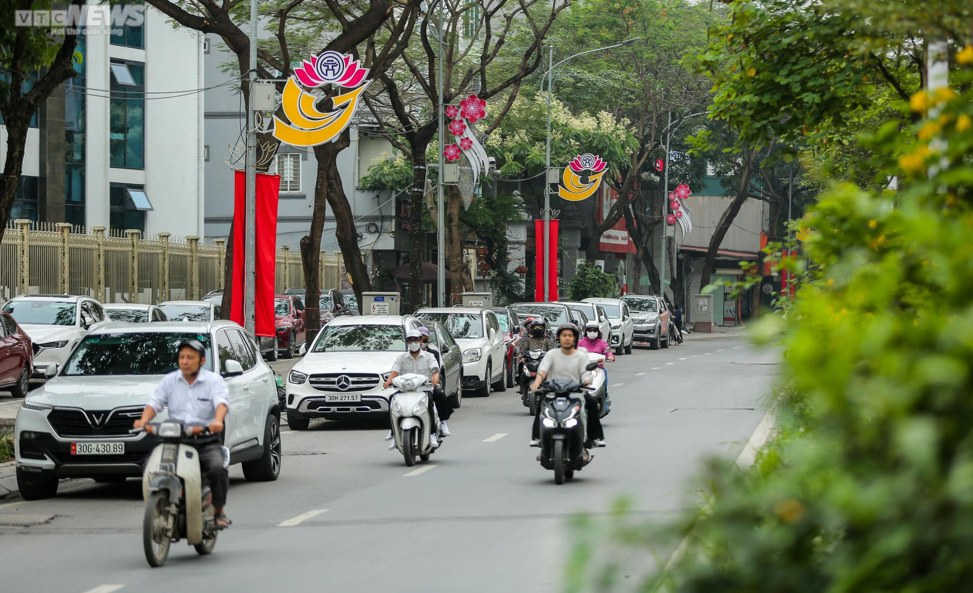 Bãi đỗ xe mọc lên nhan nhản trên vỉa hè, lòng đường quận trung tâm Hà Nội - 4