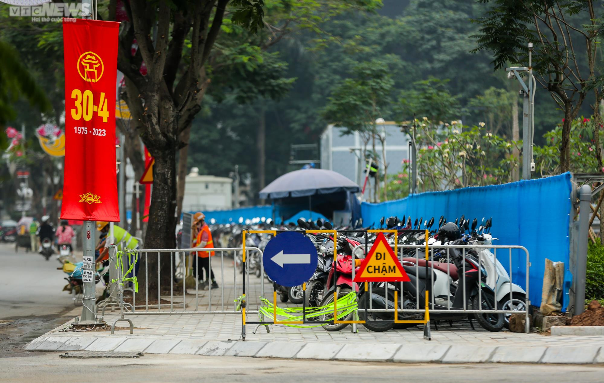 Bãi đỗ xe mọc lên nhan nhản trên vỉa hè, lòng đường quận trung tâm Hà Nội - 8