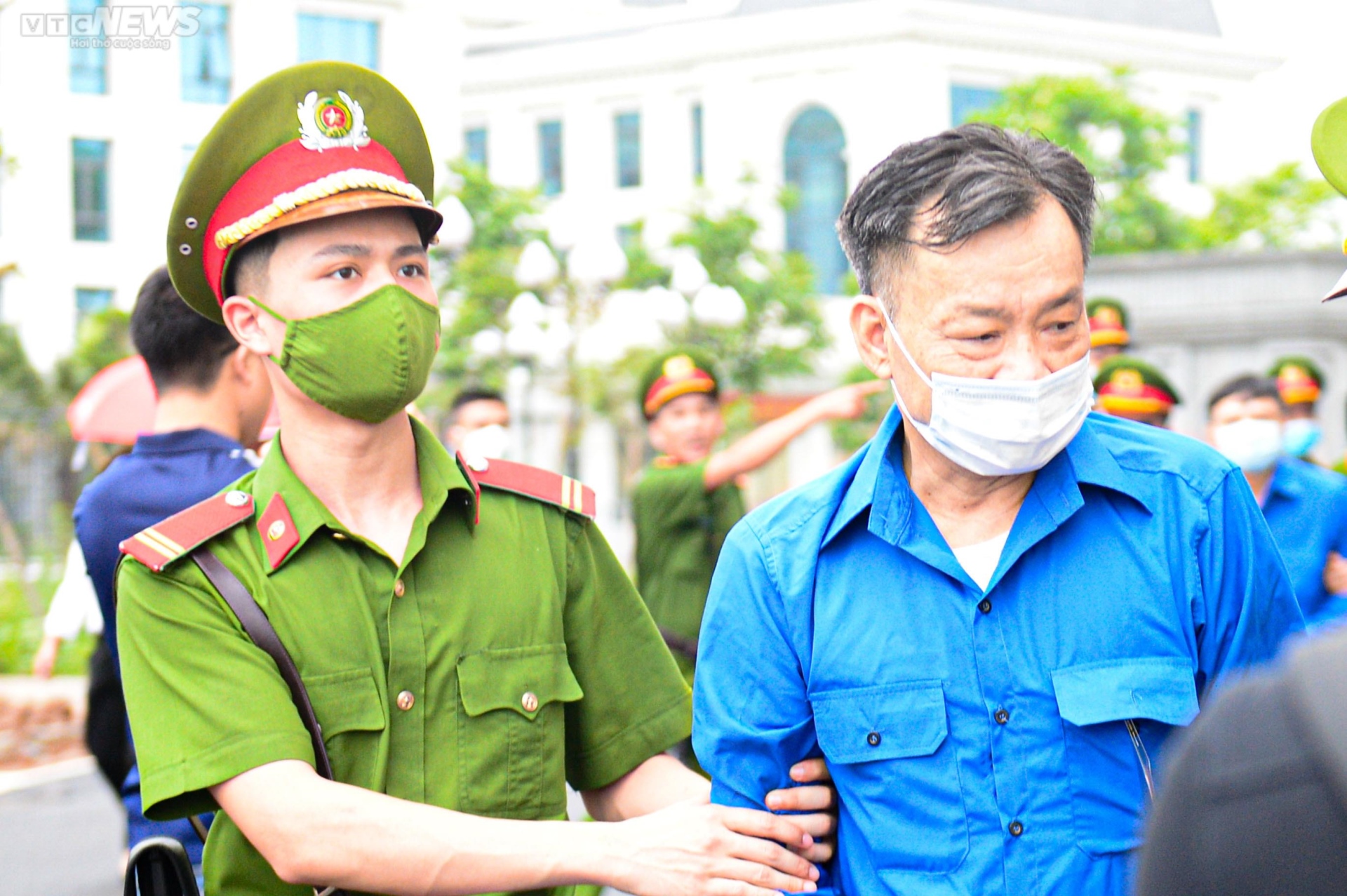 Cựu Chủ tịch Bình Thuận Nguyễn Ngọc Hai và đồng phạm bị dẫn giải đến toà - 1