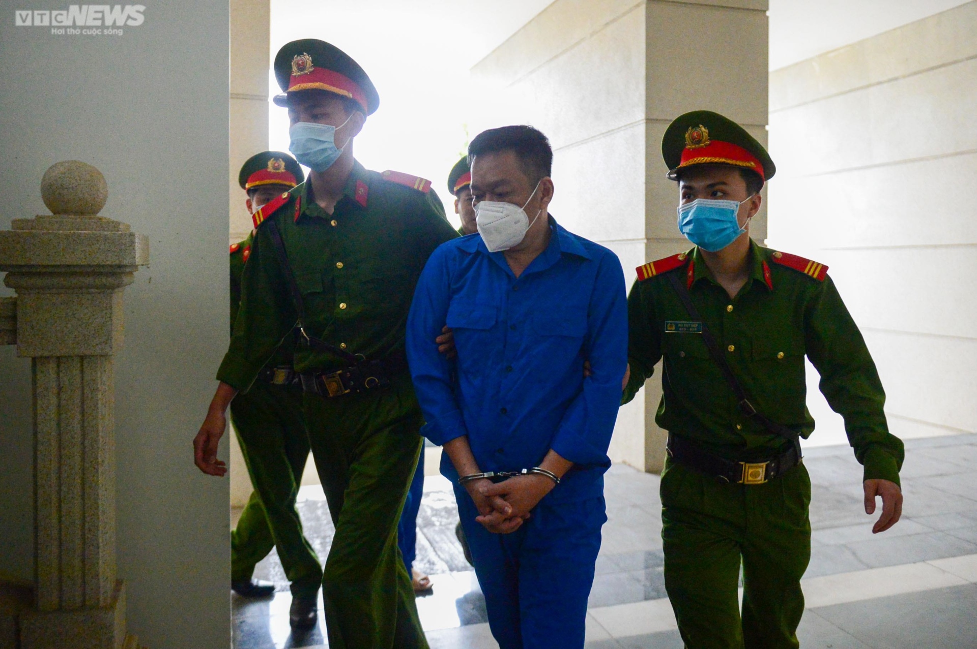 Cựu Chủ tịch Bình Thuận Nguyễn Ngọc Hai và đồng phạm bị dẫn giải đến toà - 5