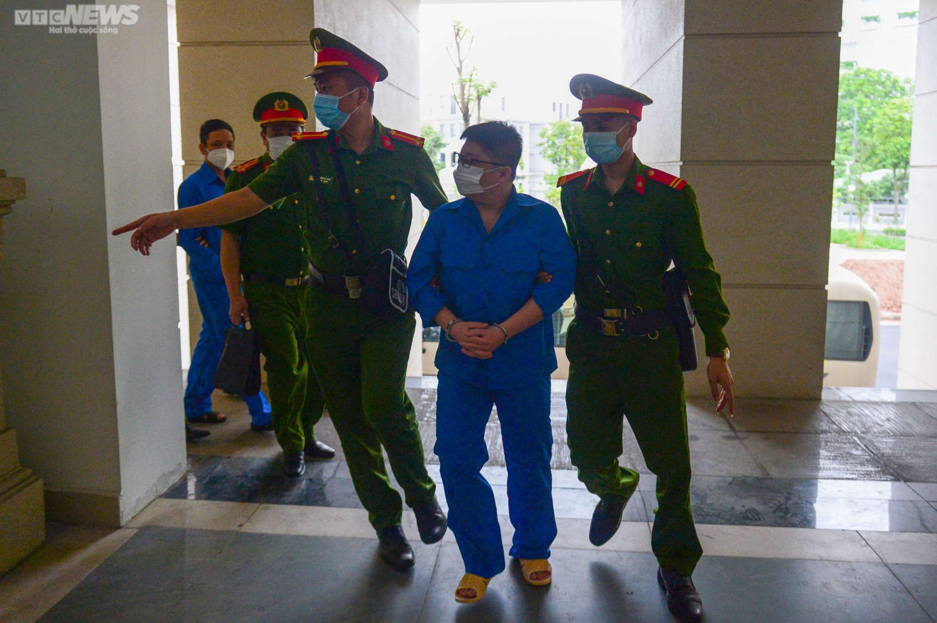 Cựu Chủ tịch Bình Thuận Nguyễn Ngọc Hai và đồng phạm bị dẫn giải đến toà - 9