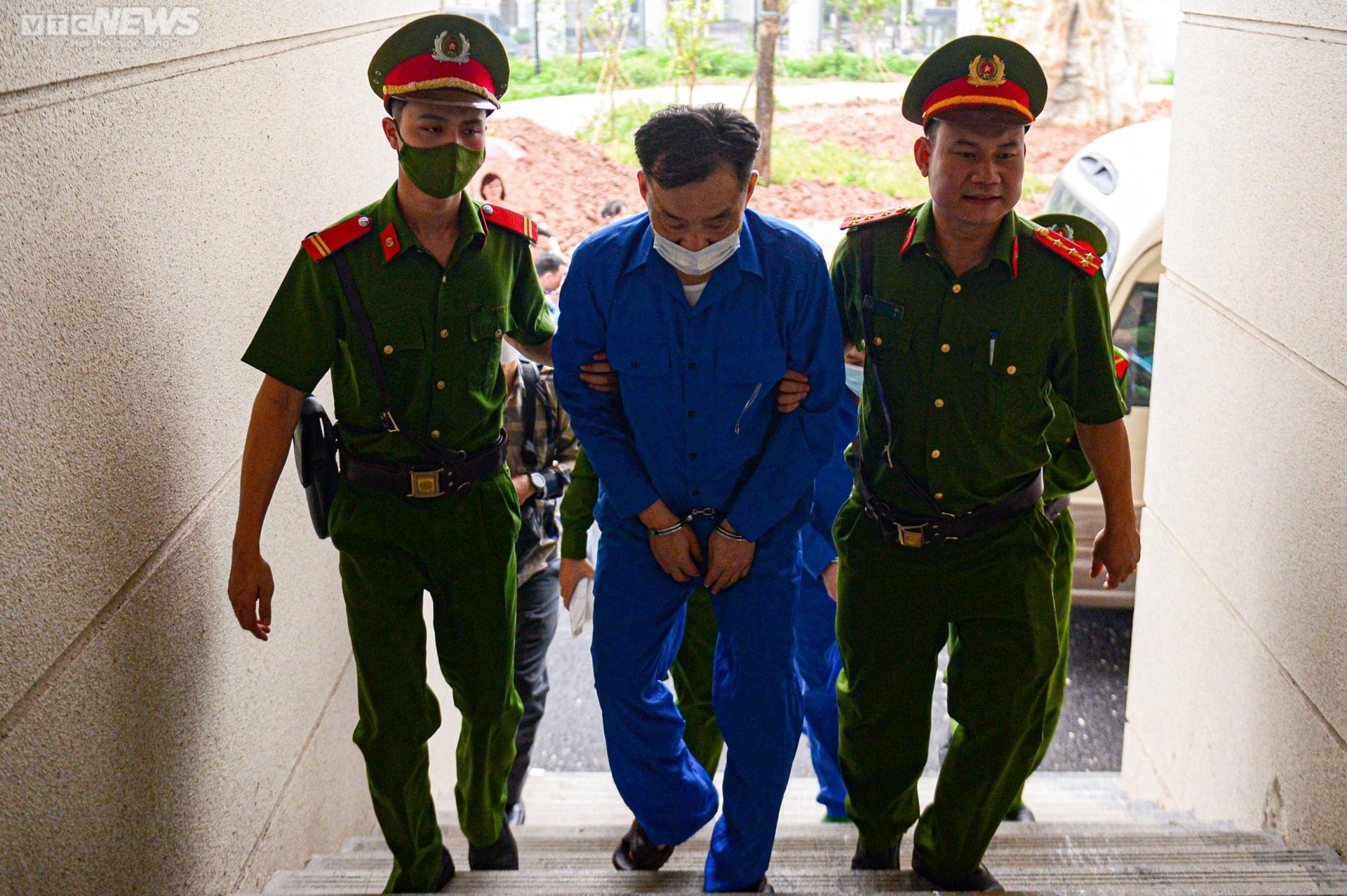 Cựu Chủ tịch Bình Thuận Nguyễn Ngọc Hai và đồng phạm bị dẫn giải đến toà - 6