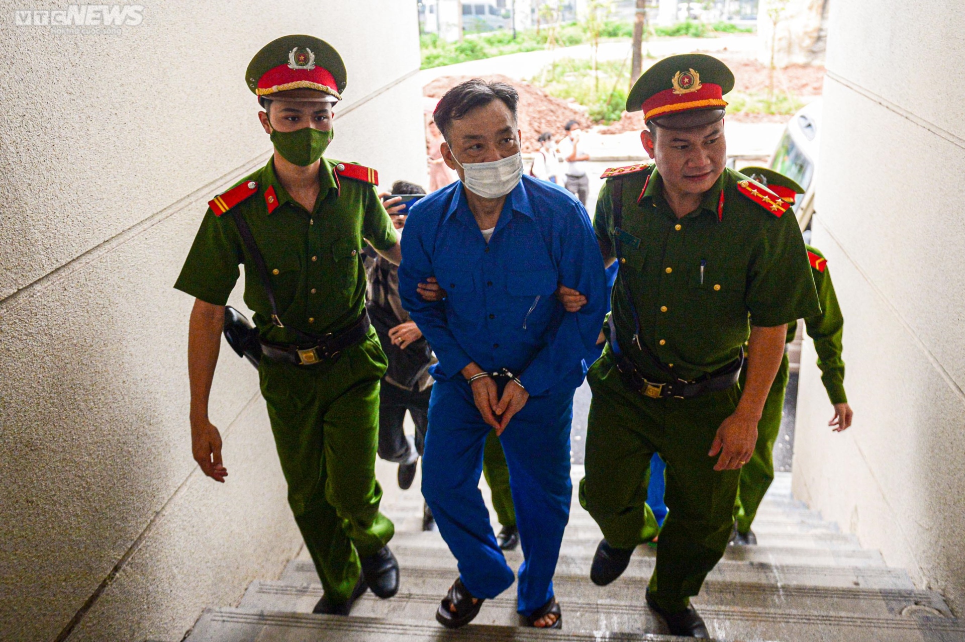 Cựu Chủ tịch Bình Thuận Nguyễn Ngọc Hai và đồng phạm bị dẫn giải đến toà - 2