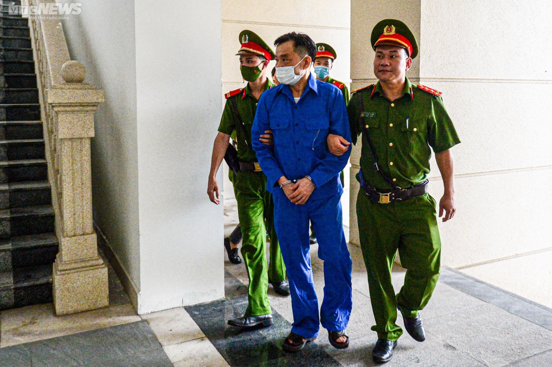Cựu Chủ tịch Bình Thuận Nguyễn Ngọc Hai và đồng phạm bị dẫn giải đến toà - 3