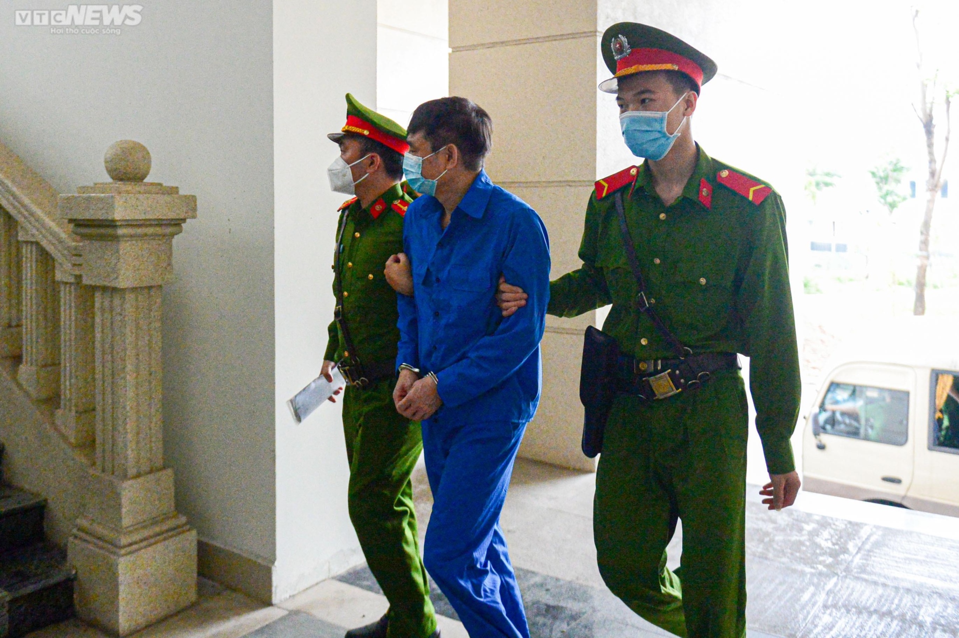 Cựu Chủ tịch Bình Thuận Nguyễn Ngọc Hai và đồng phạm bị dẫn giải đến toà - 7