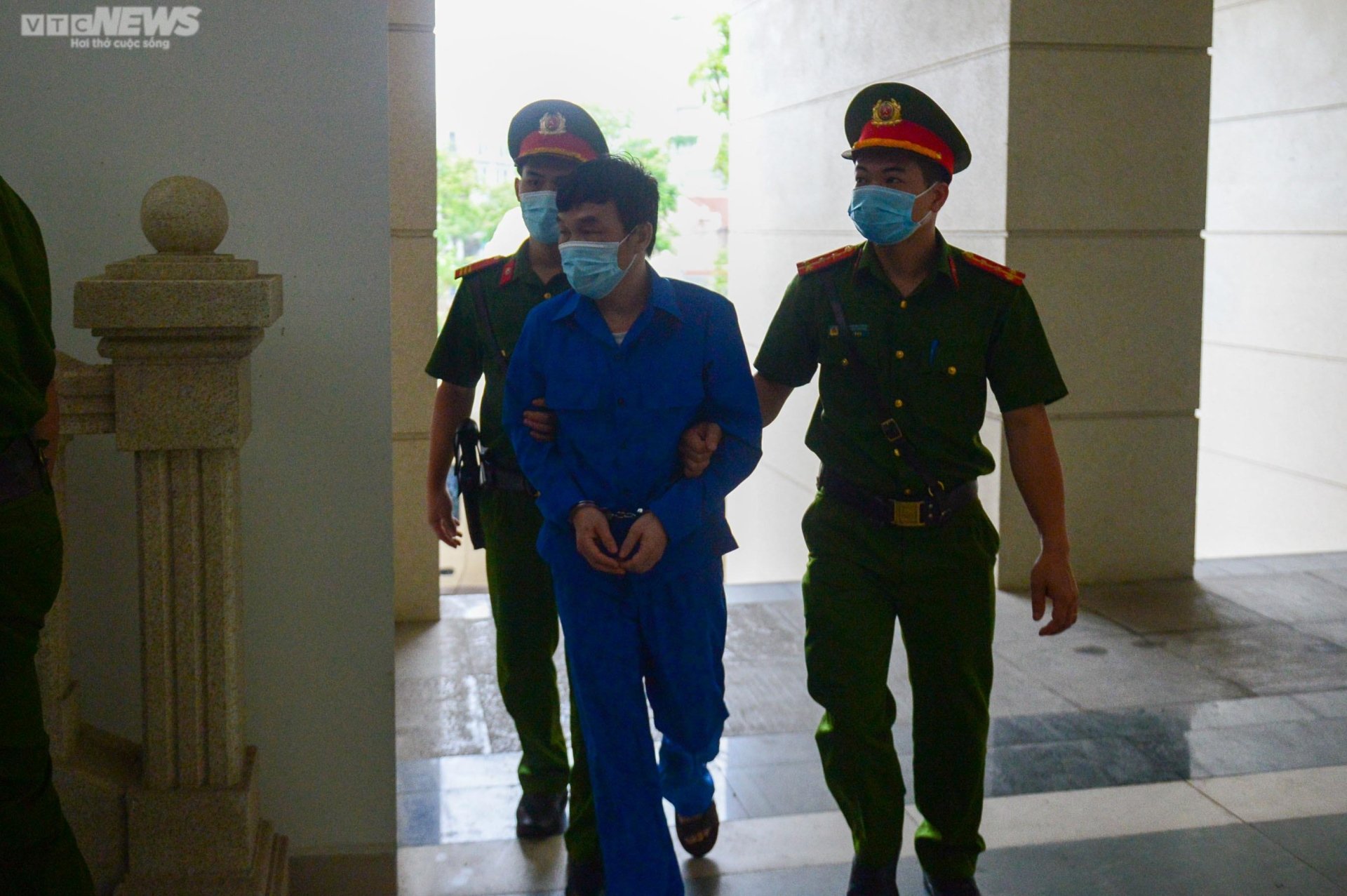Cựu Chủ tịch Bình Thuận Nguyễn Ngọc Hai và đồng phạm bị dẫn giải đến toà - 8
