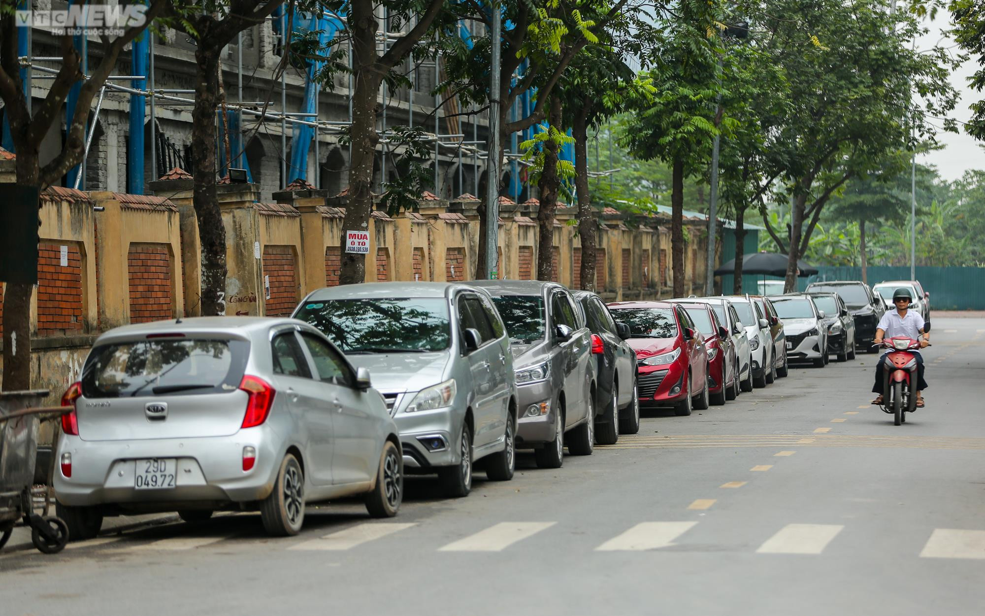Bãi đỗ xe mọc lên nhan nhản trên vỉa hè, lòng đường quận trung tâm Hà Nội - 15