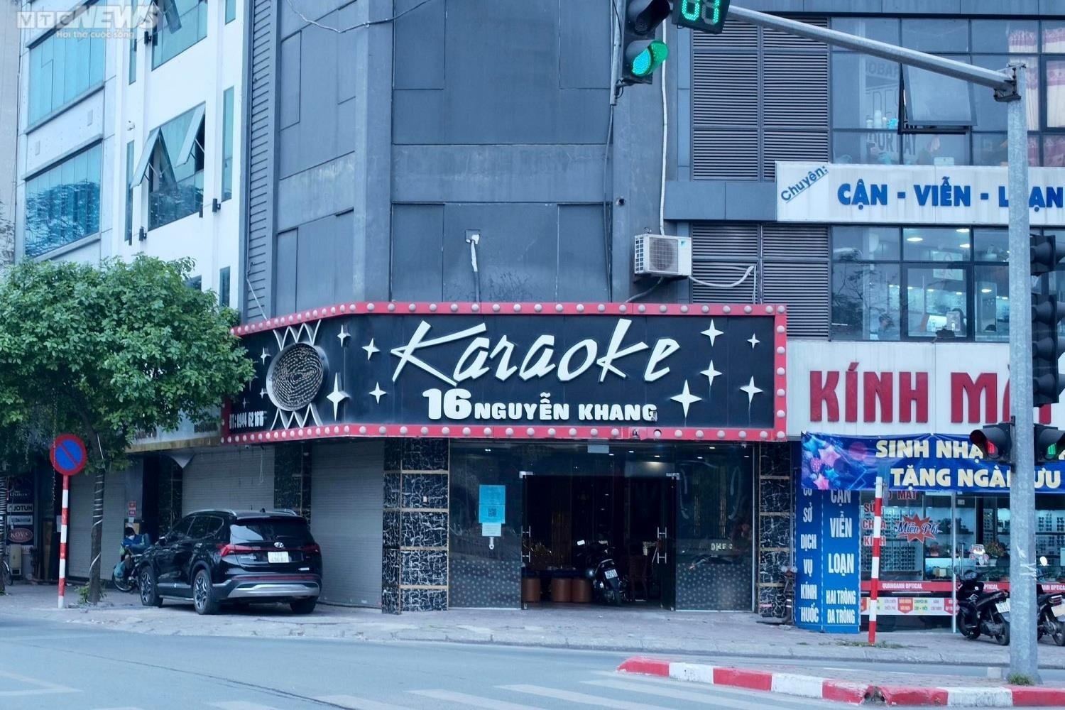 Chủ quán karaoke Hà Nội tán gia bại sản, bán bia mưu sinh - 1