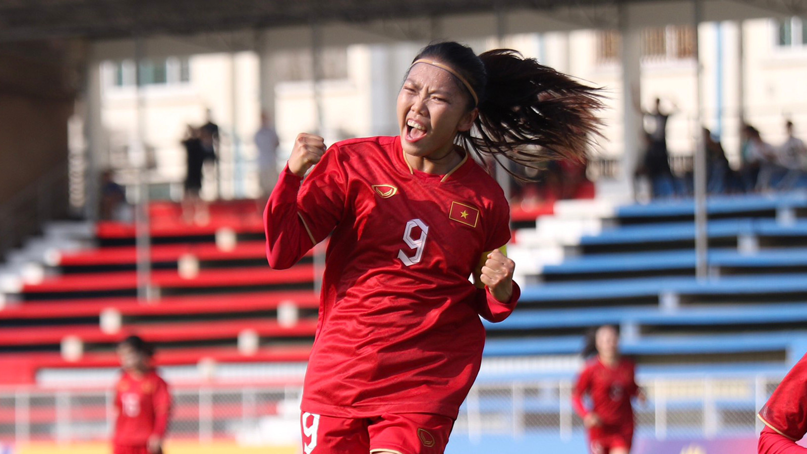 Huỳnh Như: Ăn mừng kiểu Ronaldo, mang nón lá, áo dài Việt Nam đến Bồ Đào Nha - 1