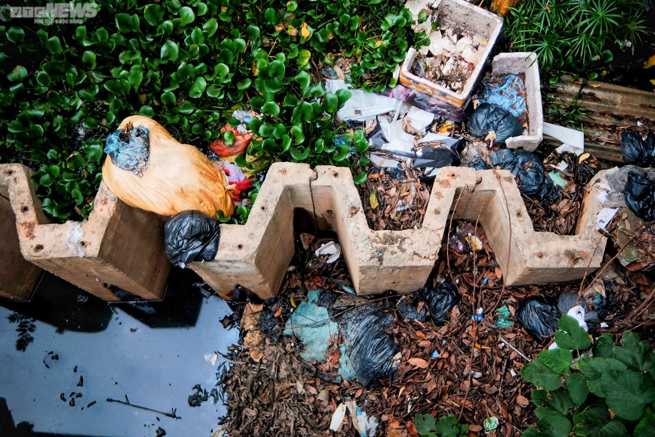 Hàng loạt mương thối bốc mùi giữa Hà Nội, bủa vây người dân - 12