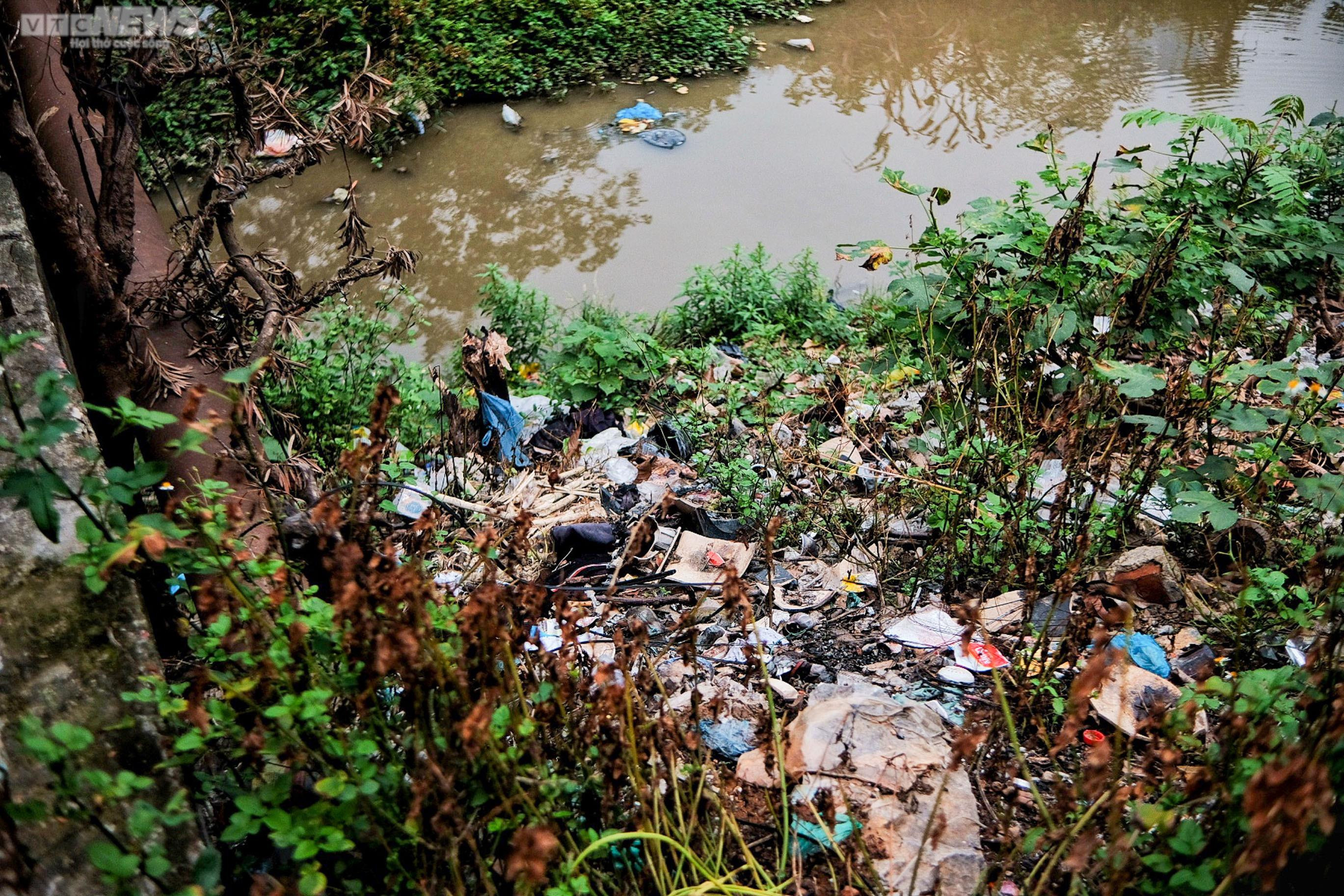 Hàng loạt mương thối bốc mùi giữa Hà Nội, bủa vây người dân - 14