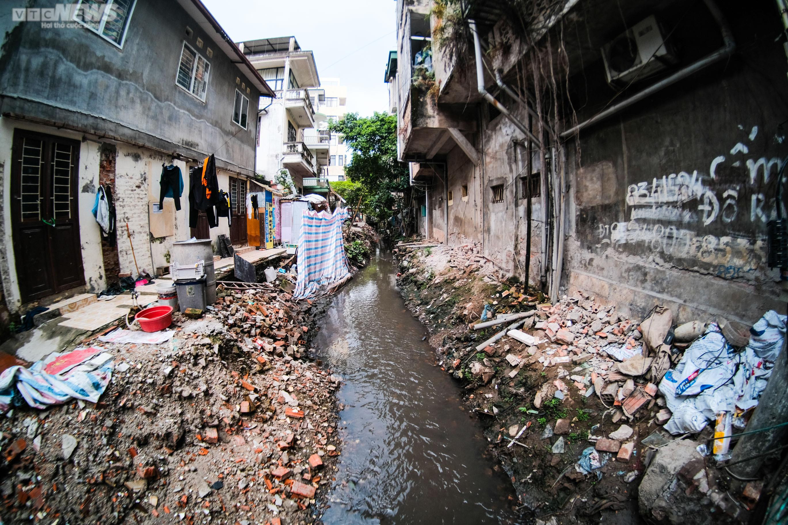 Hàng loạt mương thối bốc mùi giữa Hà Nội, bủa vây người dân - 3