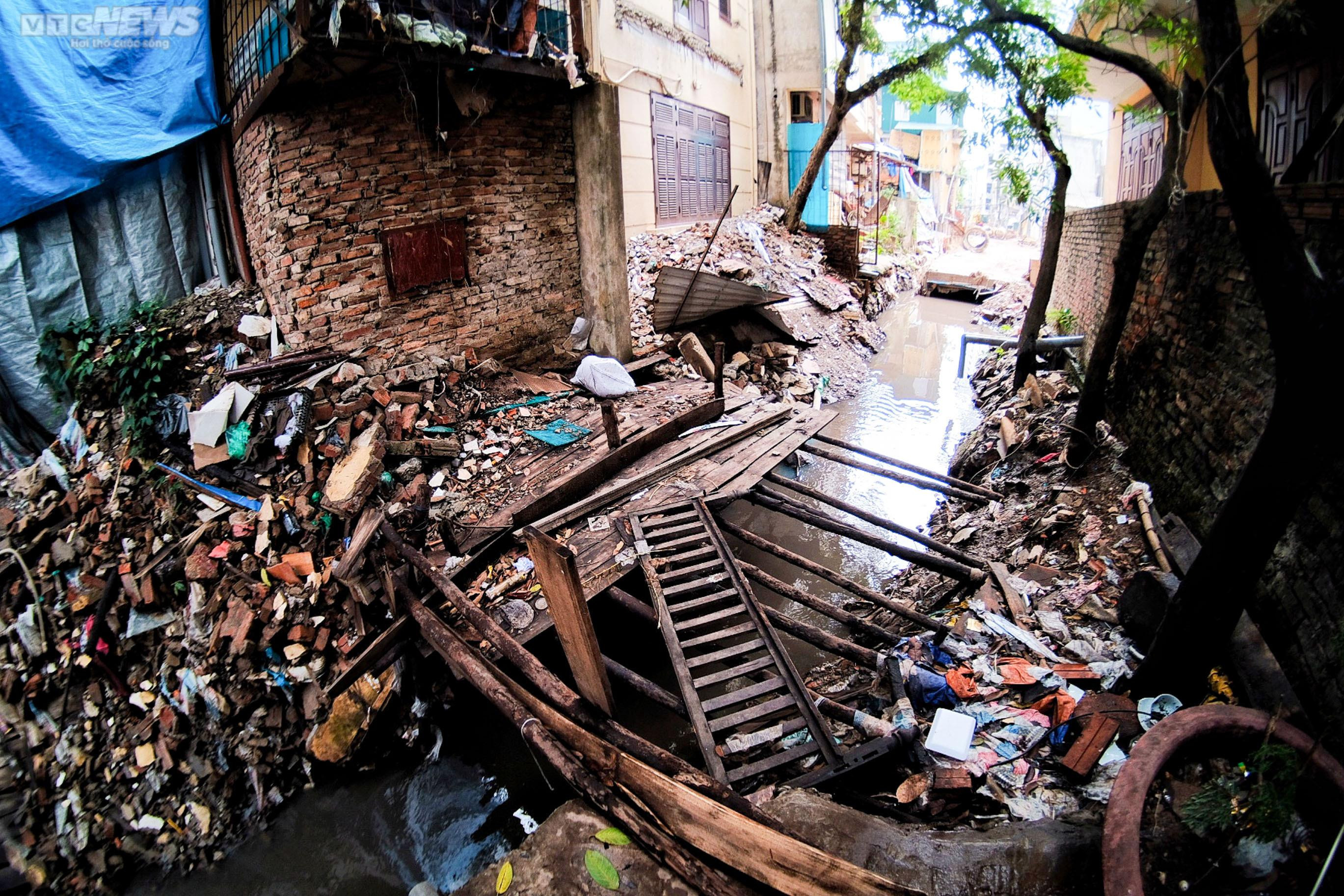 Hàng loạt mương thối bốc mùi giữa Hà Nội, bủa vây người dân - 2