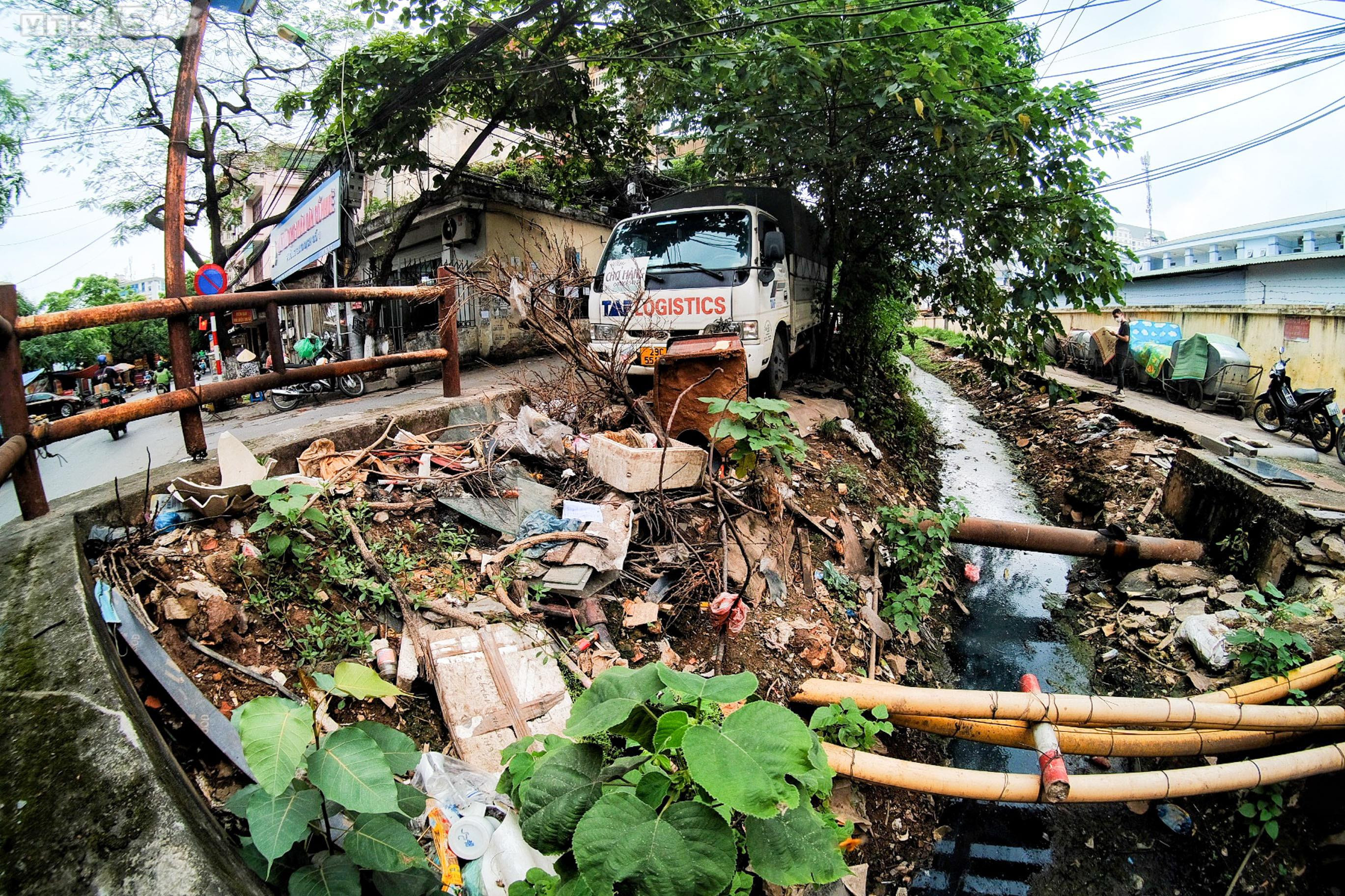 Hàng loạt mương thối bốc mùi giữa Hà Nội, bủa vây người dân - 1