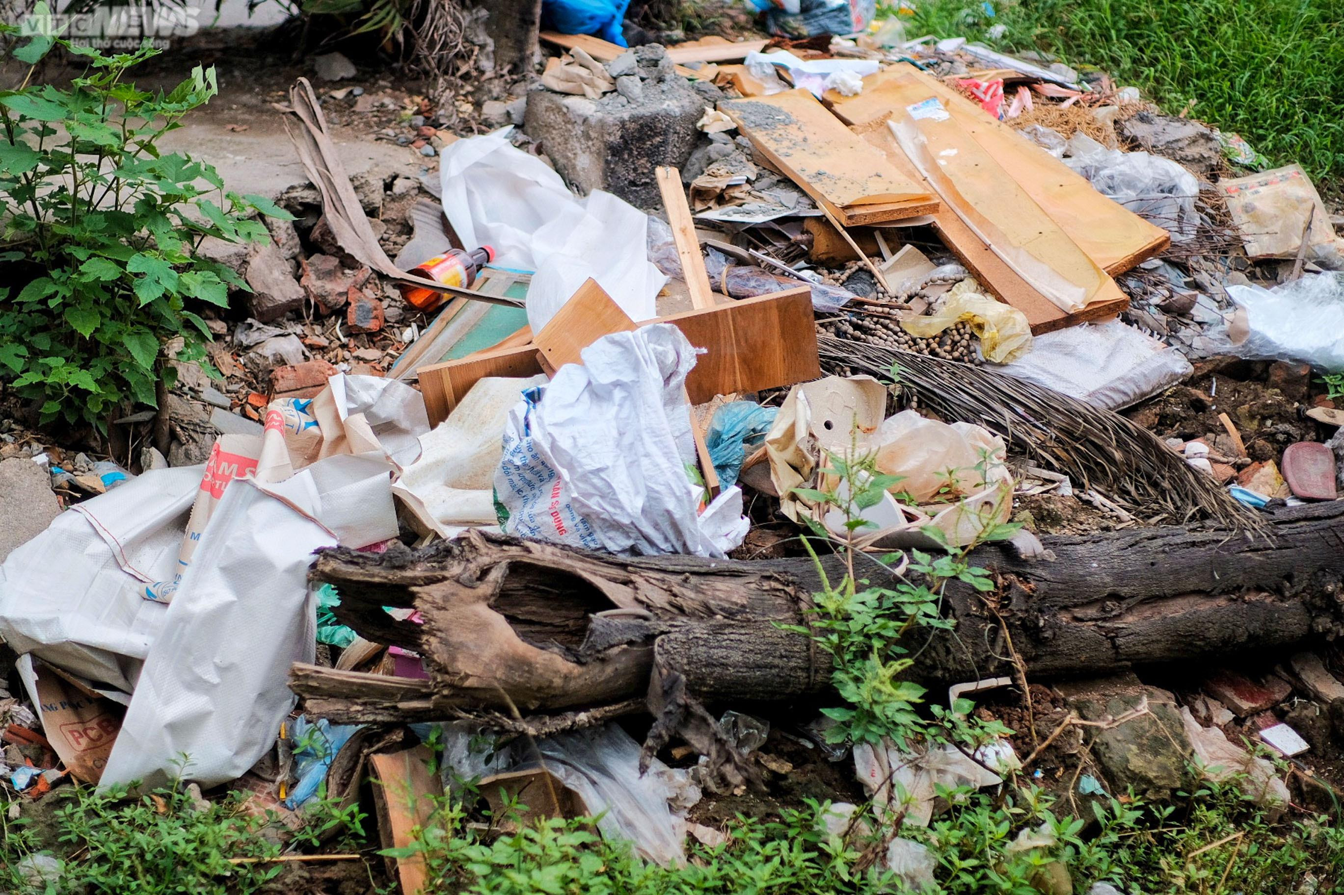 Hàng loạt mương thối bốc mùi giữa Hà Nội, bủa vây người dân - 5