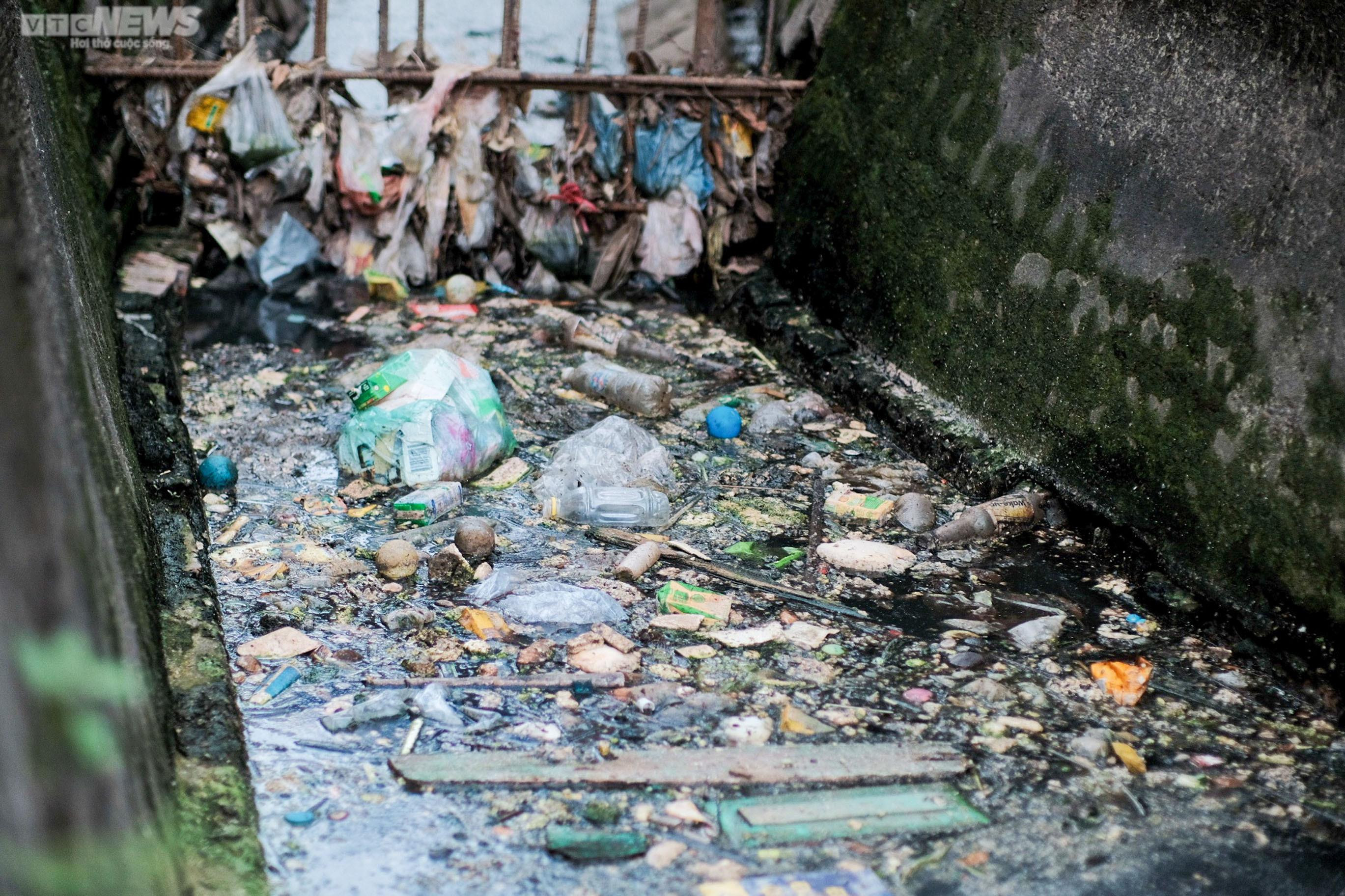 Hàng loạt mương thối bốc mùi giữa Hà Nội, bủa vây người dân - 8