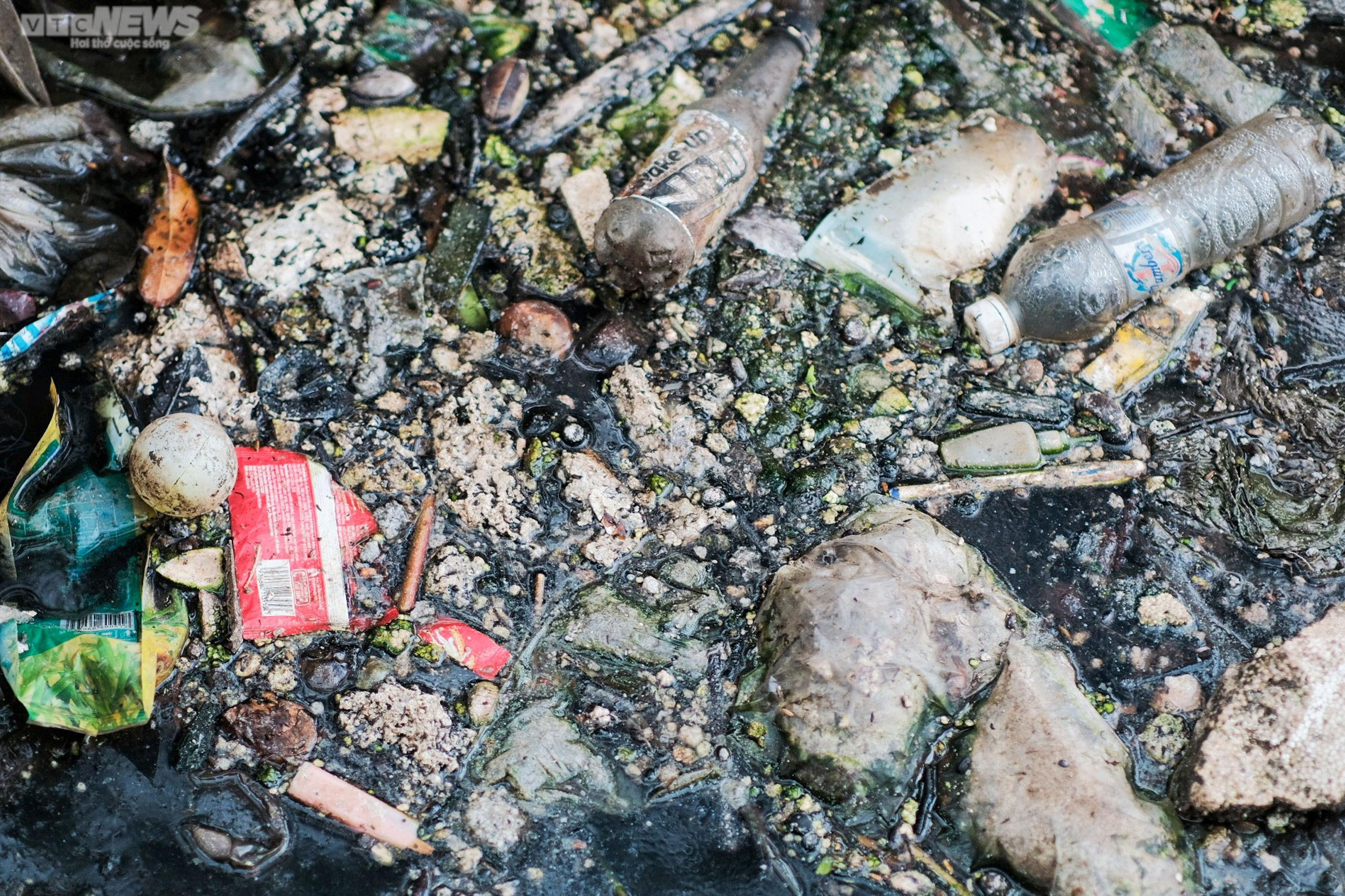 Hàng loạt mương thối bốc mùi giữa Hà Nội, bủa vây người dân - 10