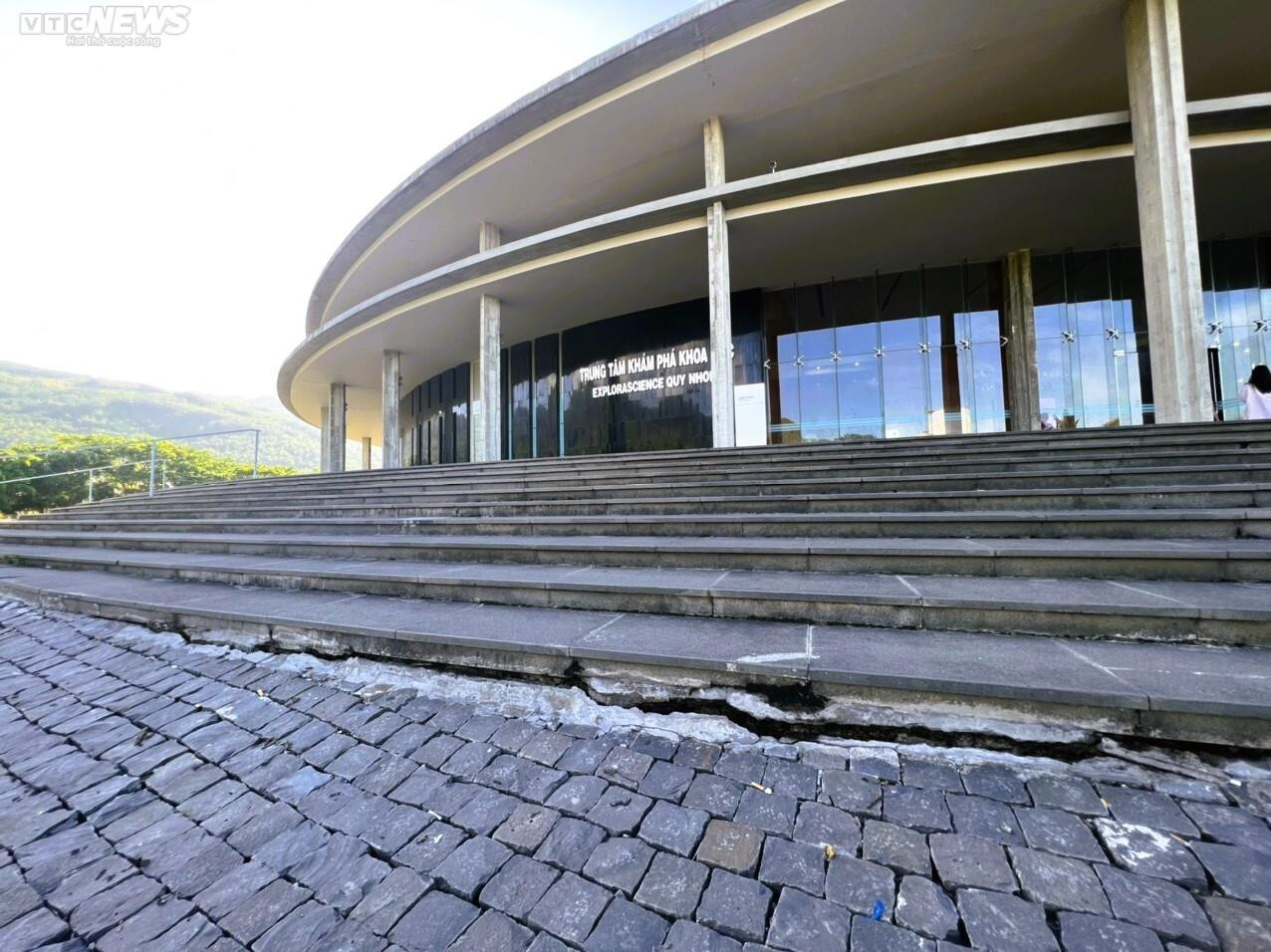 Công trình trăm tỷ ở Bình Định mới sử dụng một năm hết thấm dột lại sụt lún - 3