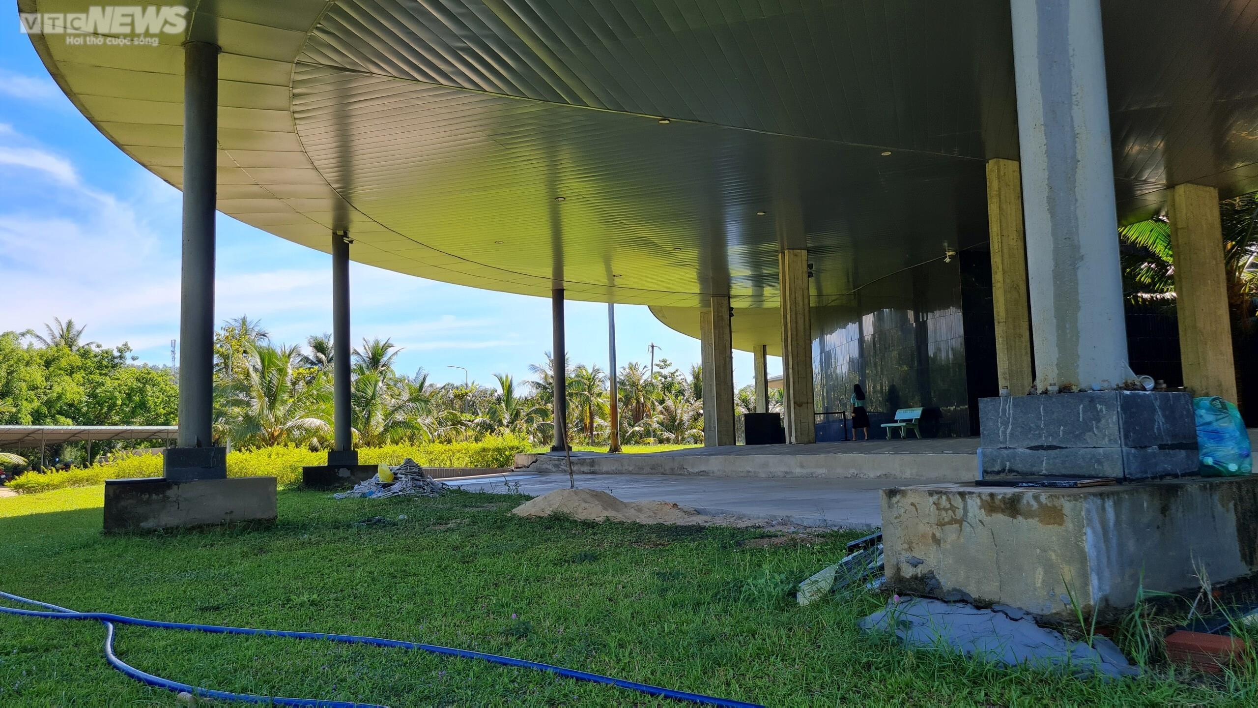 Công trình trăm tỷ ở Bình Định mới sử dụng một năm hết thấm dột lại sụt lún - 9