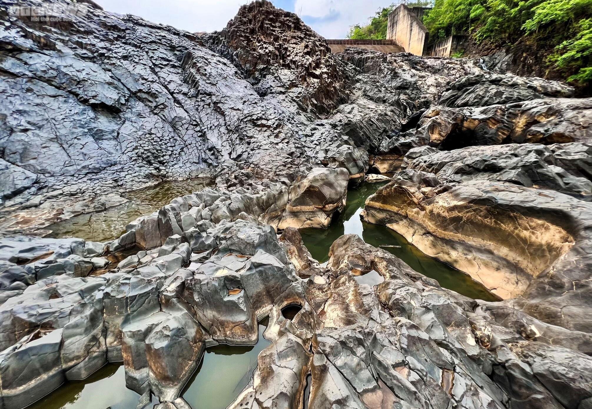 Vẻ đẹp hùng vĩ của bãi đá cổ triệu năm tuổi ở Gia Lai  - 7