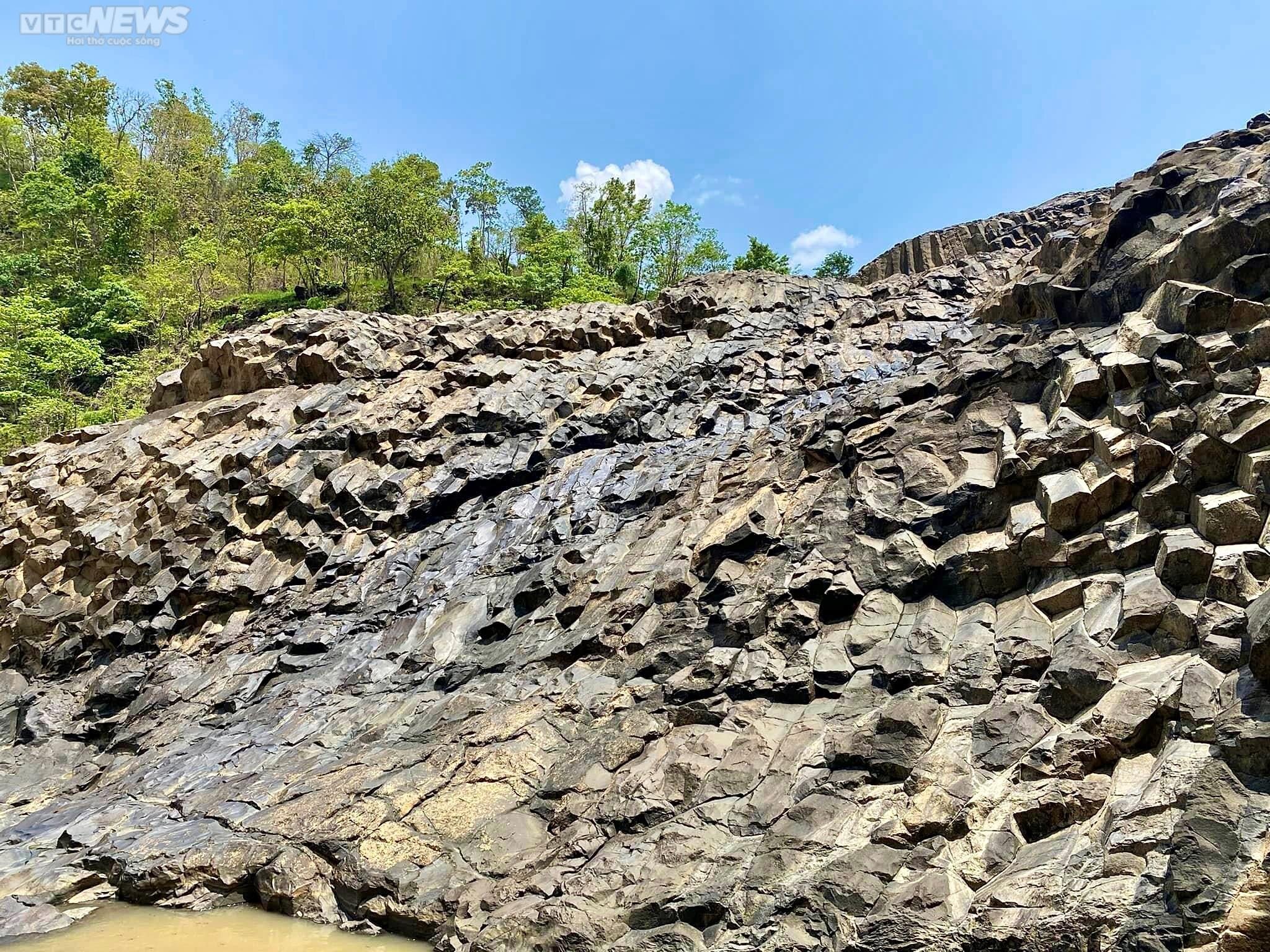 Vẻ đẹp hùng vĩ của bãi đá cổ triệu năm tuổi ở Gia Lai  - 4