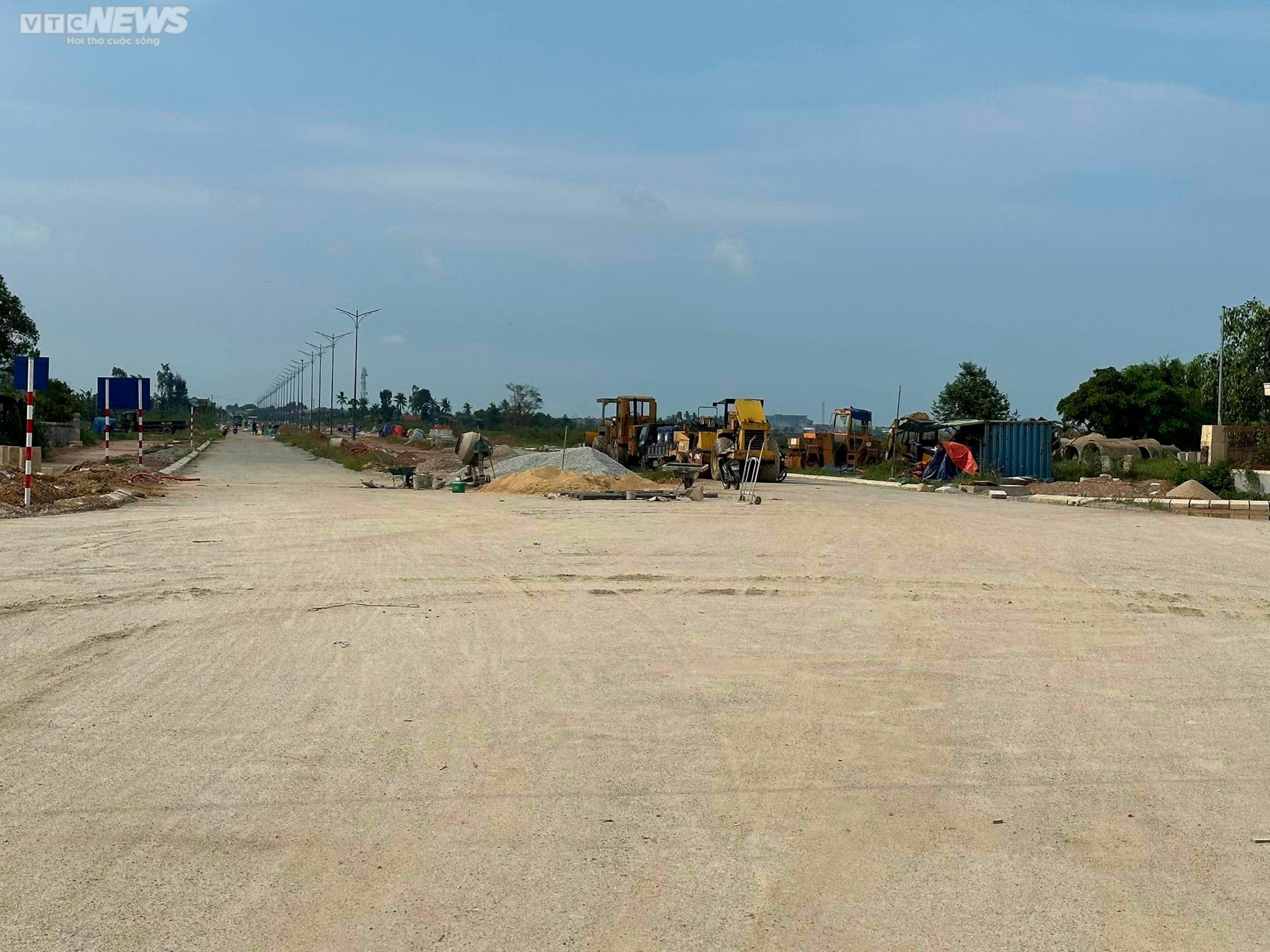 Dự án đường gần 200 tỷ thi công 'ì ạch', công trường thành chỗ dân phơi thóc - 1