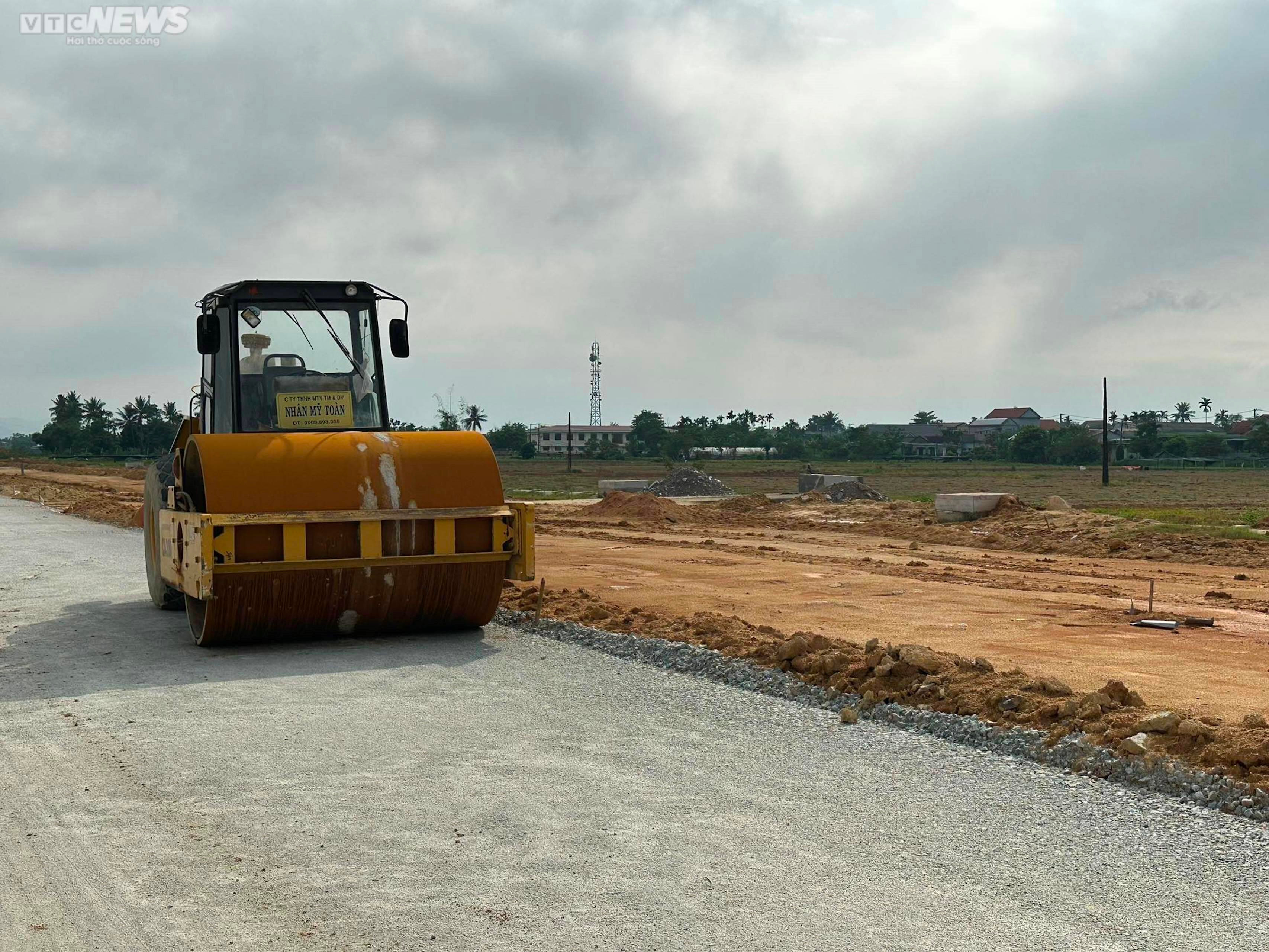 Dự án đường gần 200 tỷ thi công 'ì ạch', công trường thành chỗ dân phơi thóc - 10