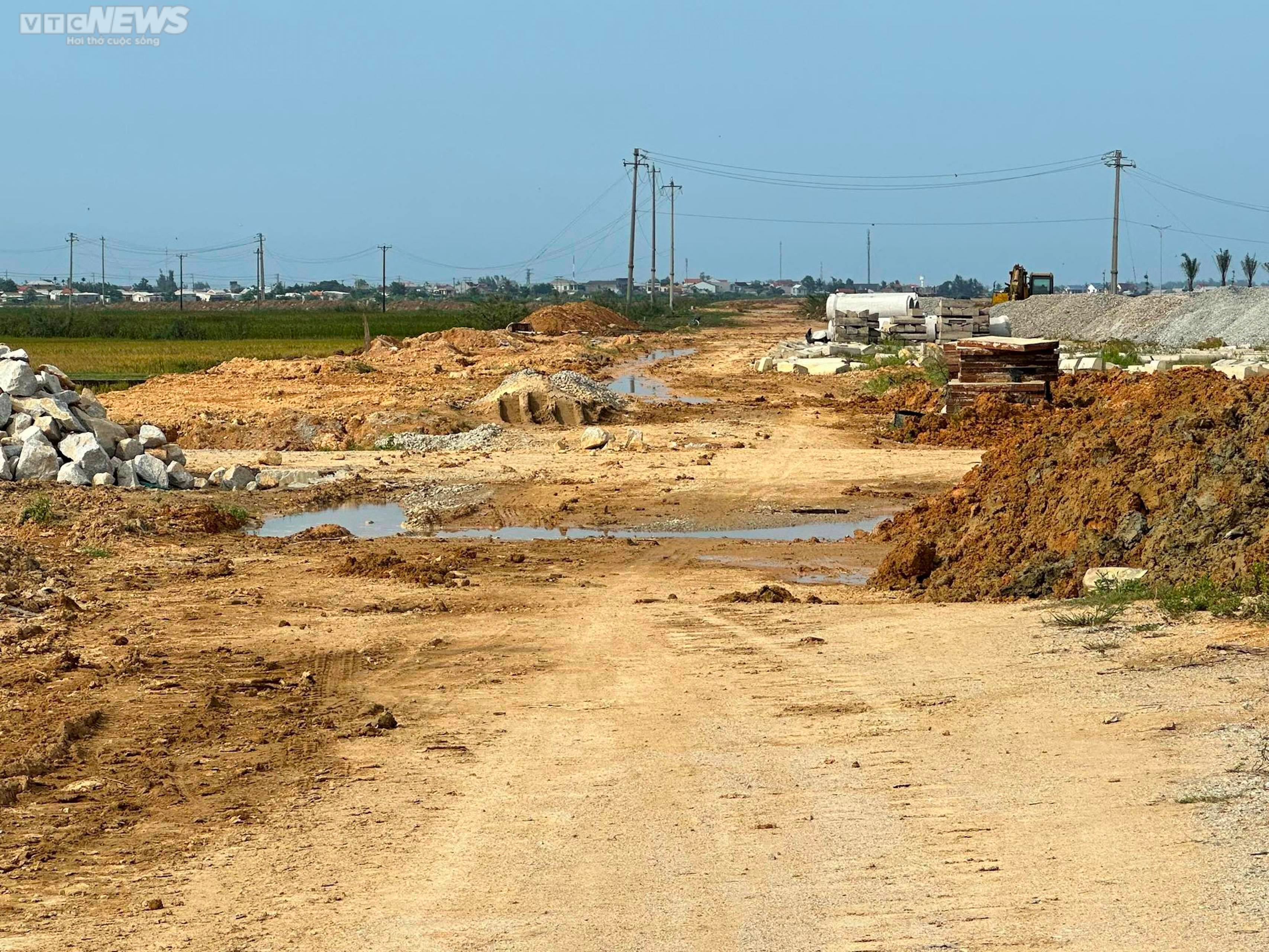 Dự án đường gần 200 tỷ thi công 'ì ạch', công trường thành chỗ dân phơi thóc - 2