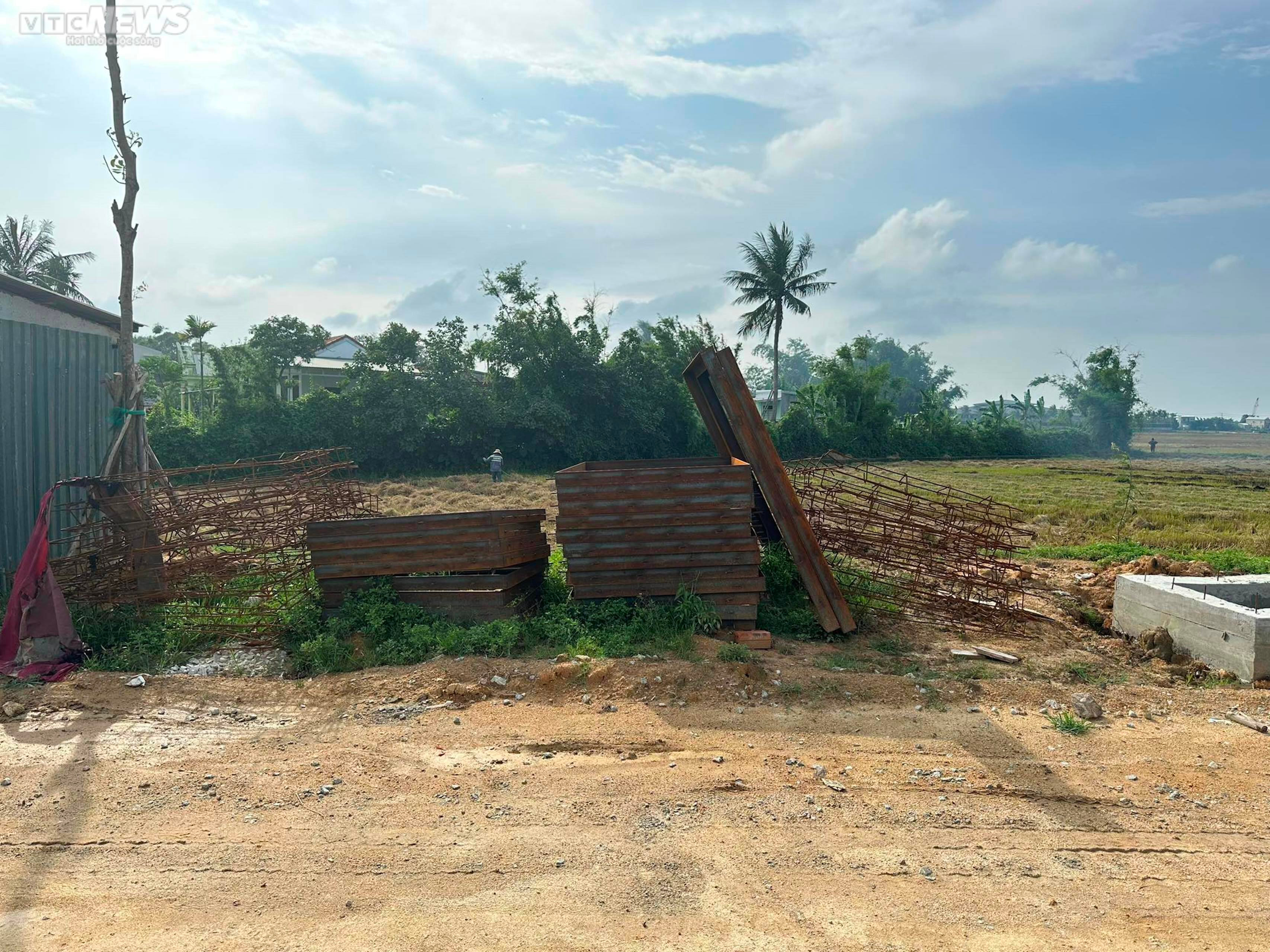 Dự án đường gần 200 tỷ thi công 'ì ạch', công trường thành chỗ dân phơi thóc - 9