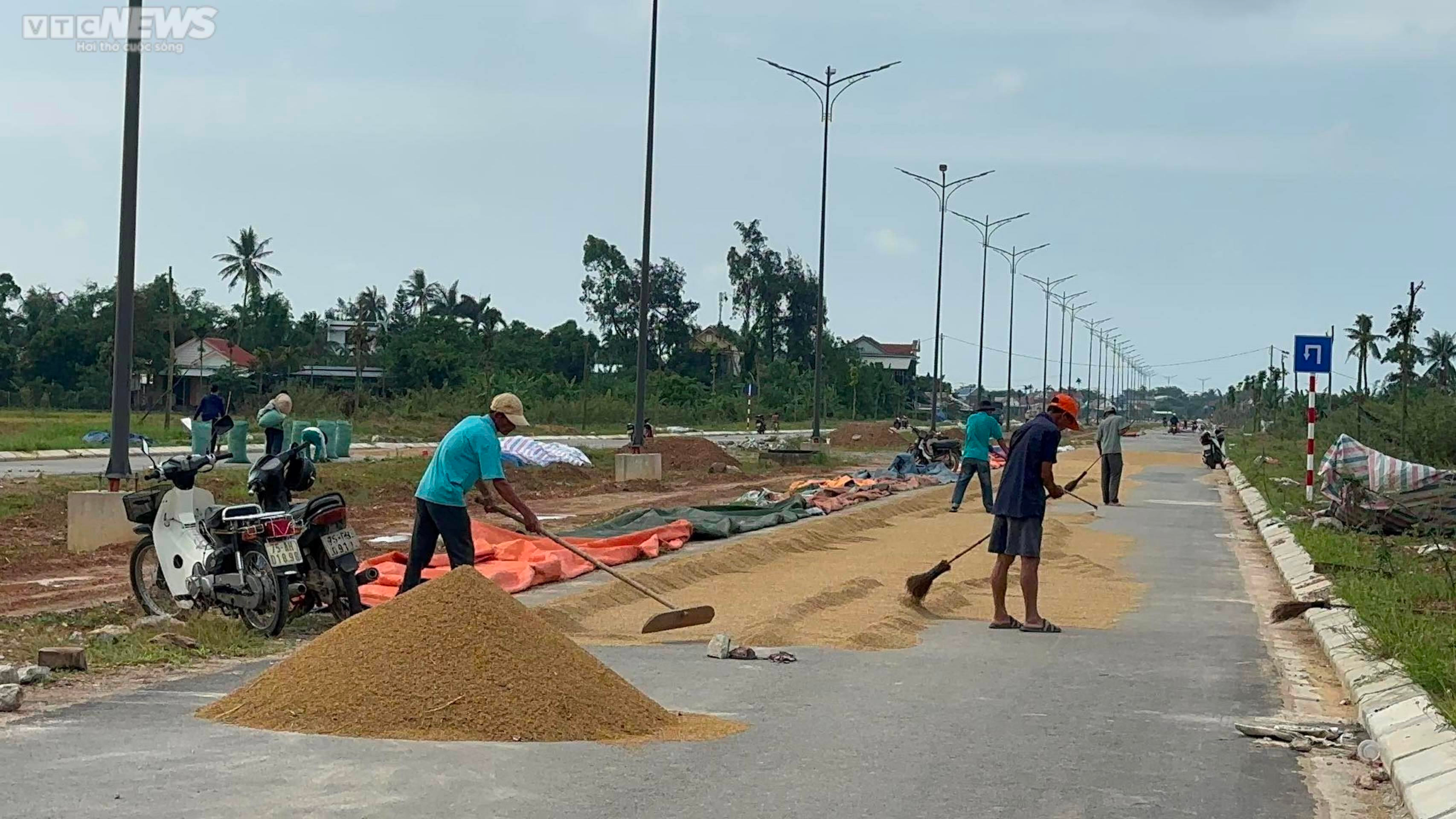 Dự án đường gần 200 tỷ thi công 'ì ạch', công trường thành chỗ dân phơi thóc - 7