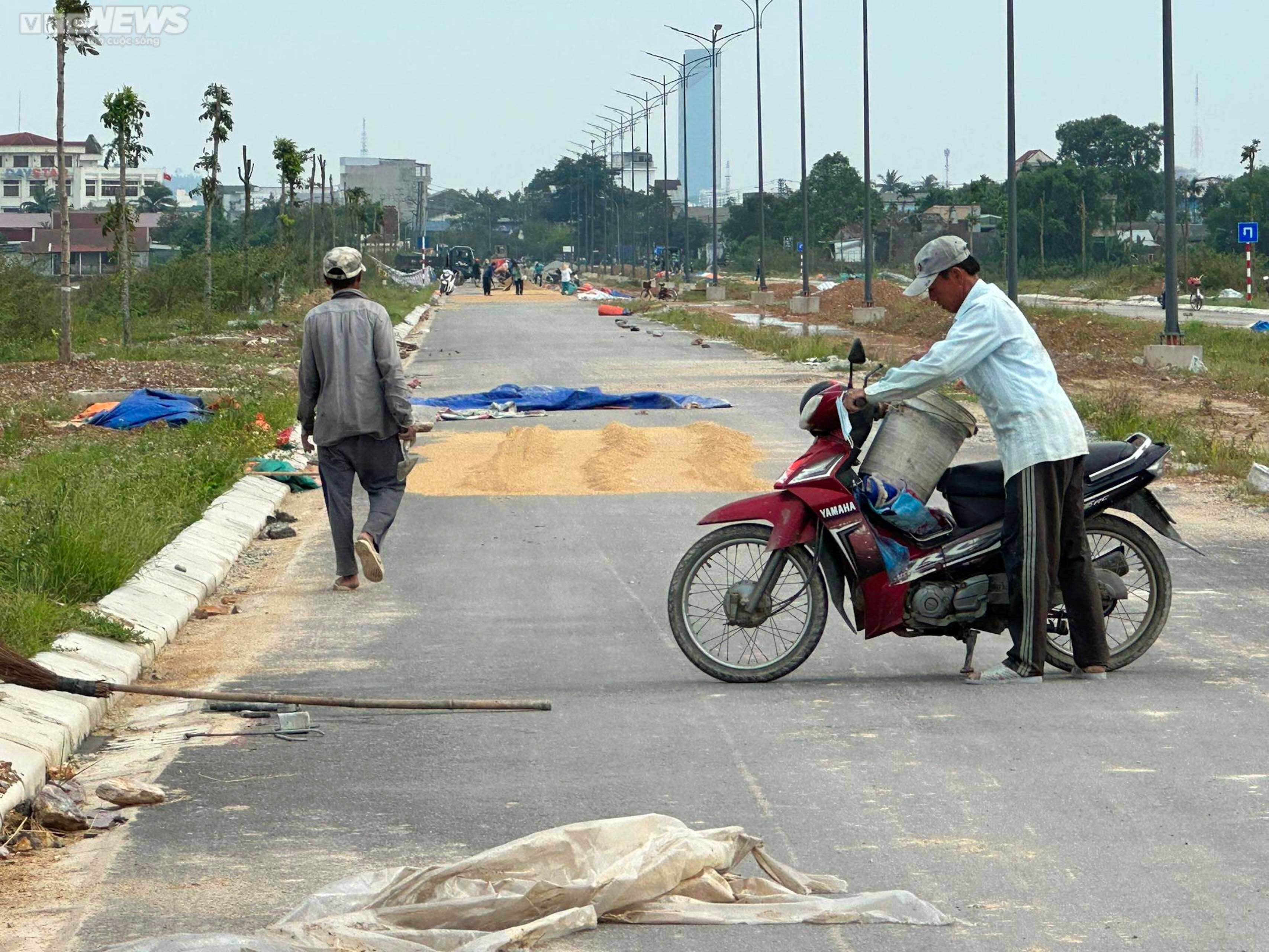Dự án đường gần 200 tỷ thi công 'ì ạch', công trường thành chỗ dân phơi thóc - 5
