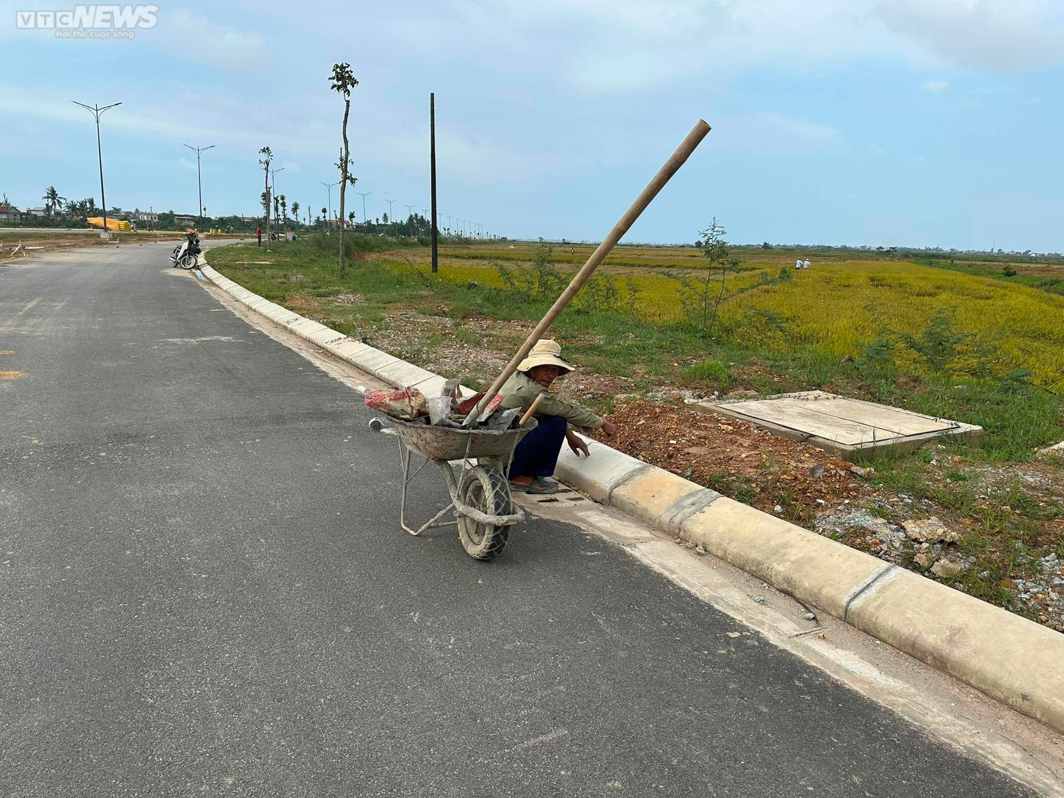 Dự án đường gần 200 tỷ thi công 'ì ạch', công trường thành chỗ dân phơi thóc - 6