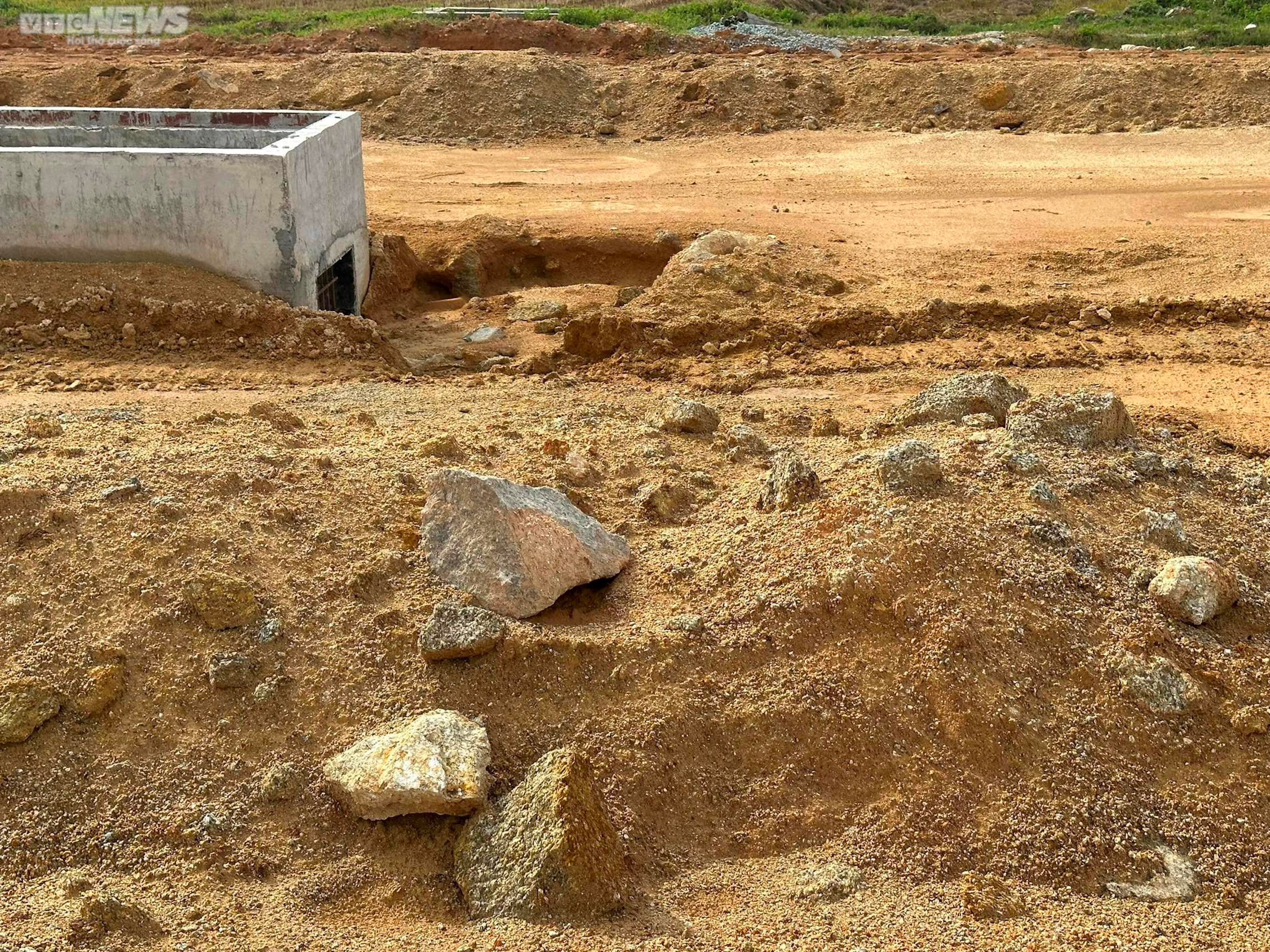 Dự án đường gần 200 tỷ thi công 'ì ạch', công trường thành chỗ dân phơi thóc - 4