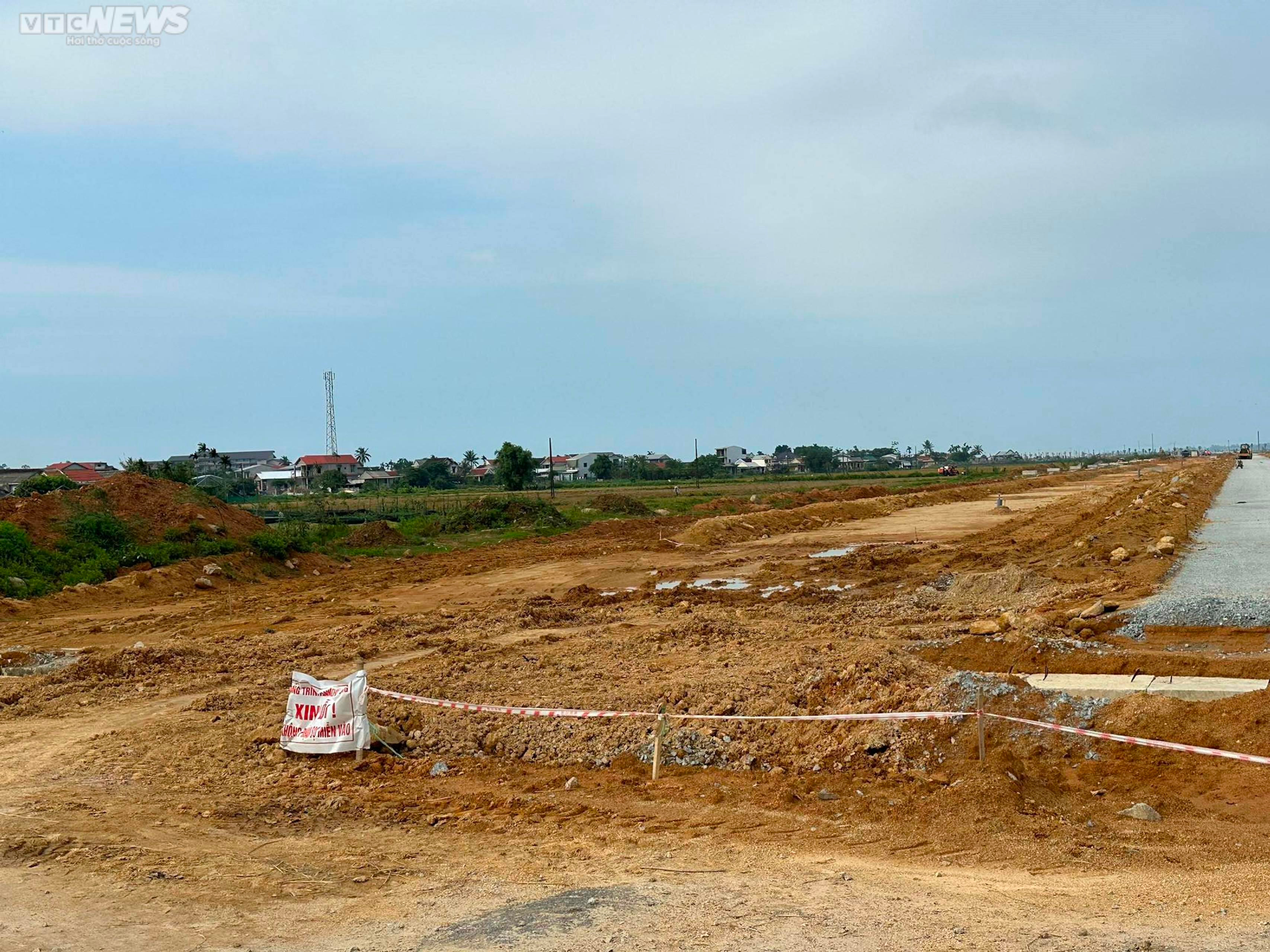 Dự án đường gần 200 tỷ thi công 'ì ạch', công trường thành chỗ dân phơi thóc - 3