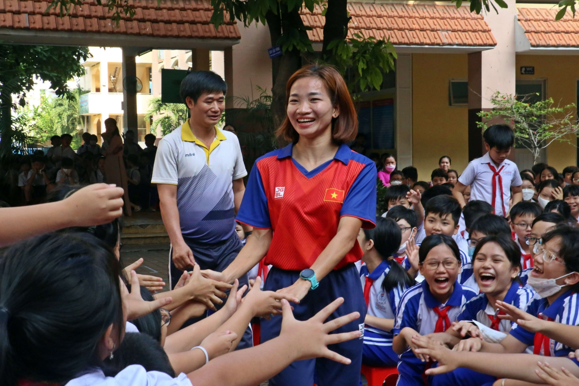 Nể phục Nguyễn Thị Oanh, thầy giáo ở TP.HCM tặng 1 tháng lương - 2