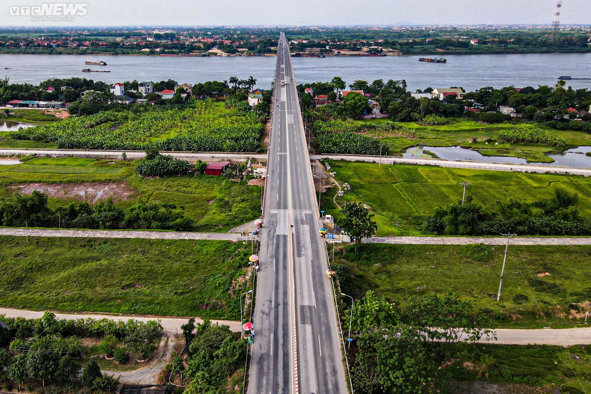 Chiêm ngưỡng cây cầu vượt sông dài nhất Việt Nam từ trên cao - 3
