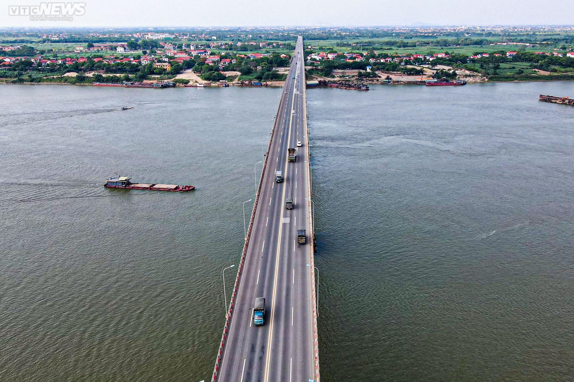 Chiêm ngưỡng cây cầu vượt sông dài nhất Việt Nam từ trên cao - 6
