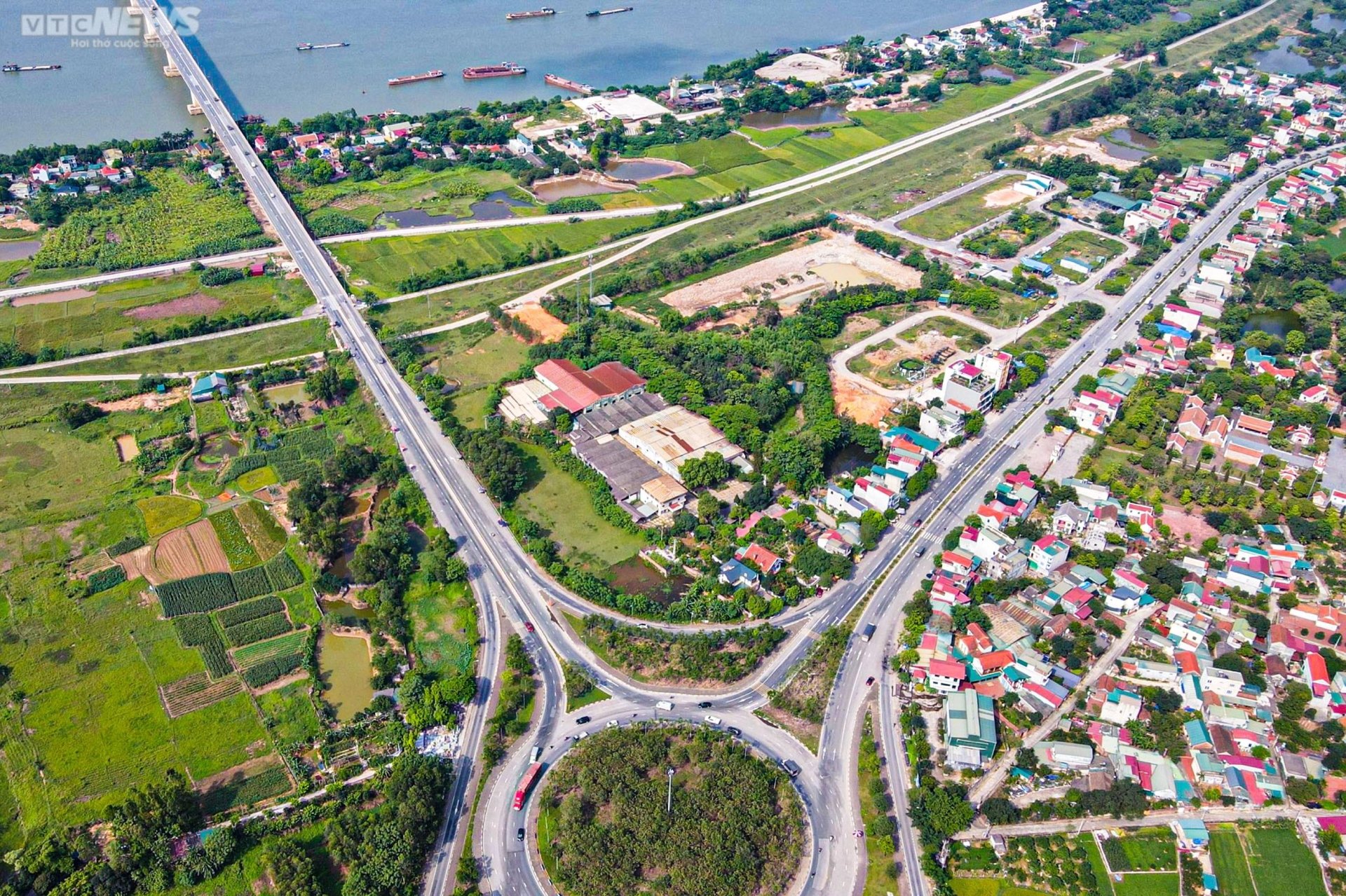 Chiêm ngưỡng cây cầu vượt sông dài nhất Việt Nam từ trên cao - 7