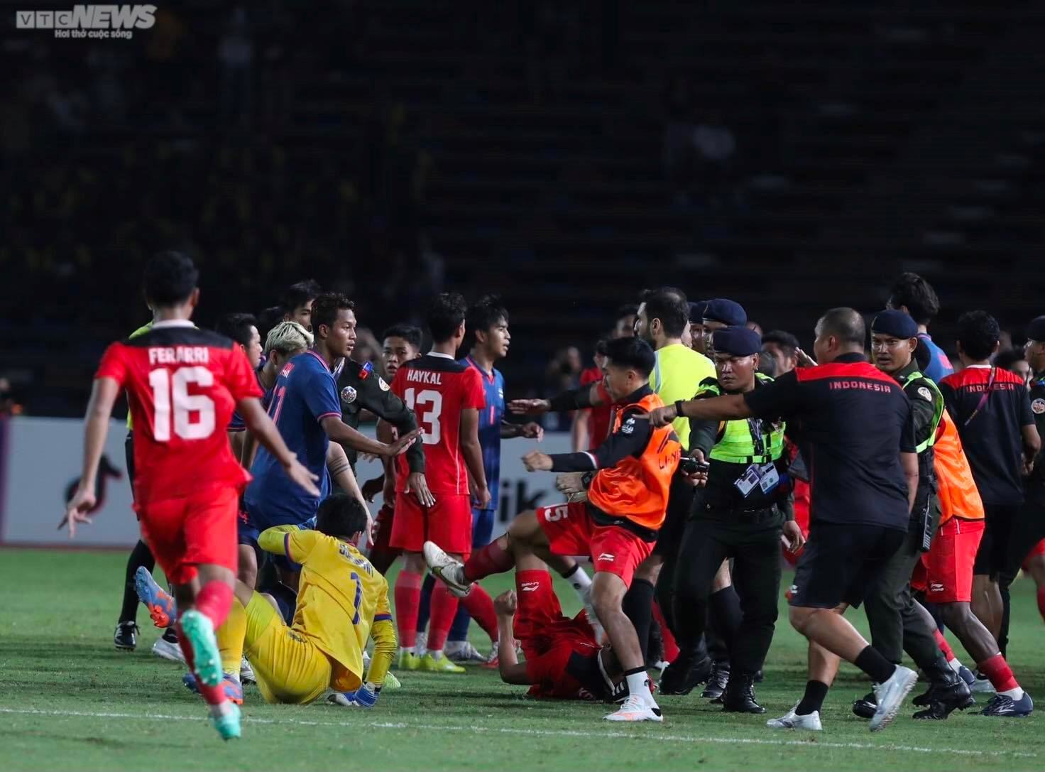 Cận cảnh U22 Thái Lan, U22 Indonesia hỗn chiến nảy lửa chưa từng có ở SEA Games - 14